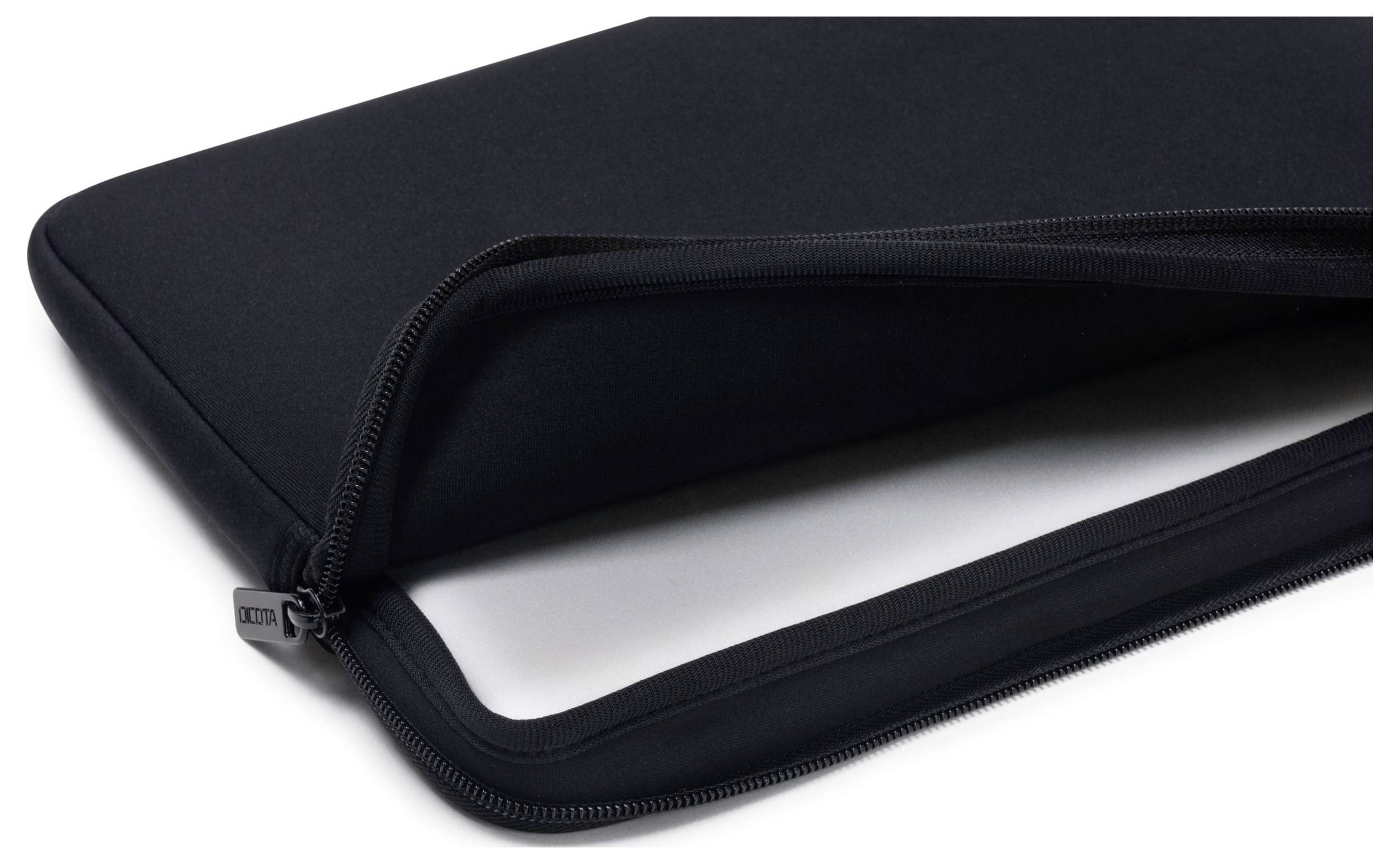 Schwarze Laptoptasche aus weichem Material, leicht geöffnet, mit sichtbarem Reißverschluss. Geeignet für den Schutz eines Laptops.