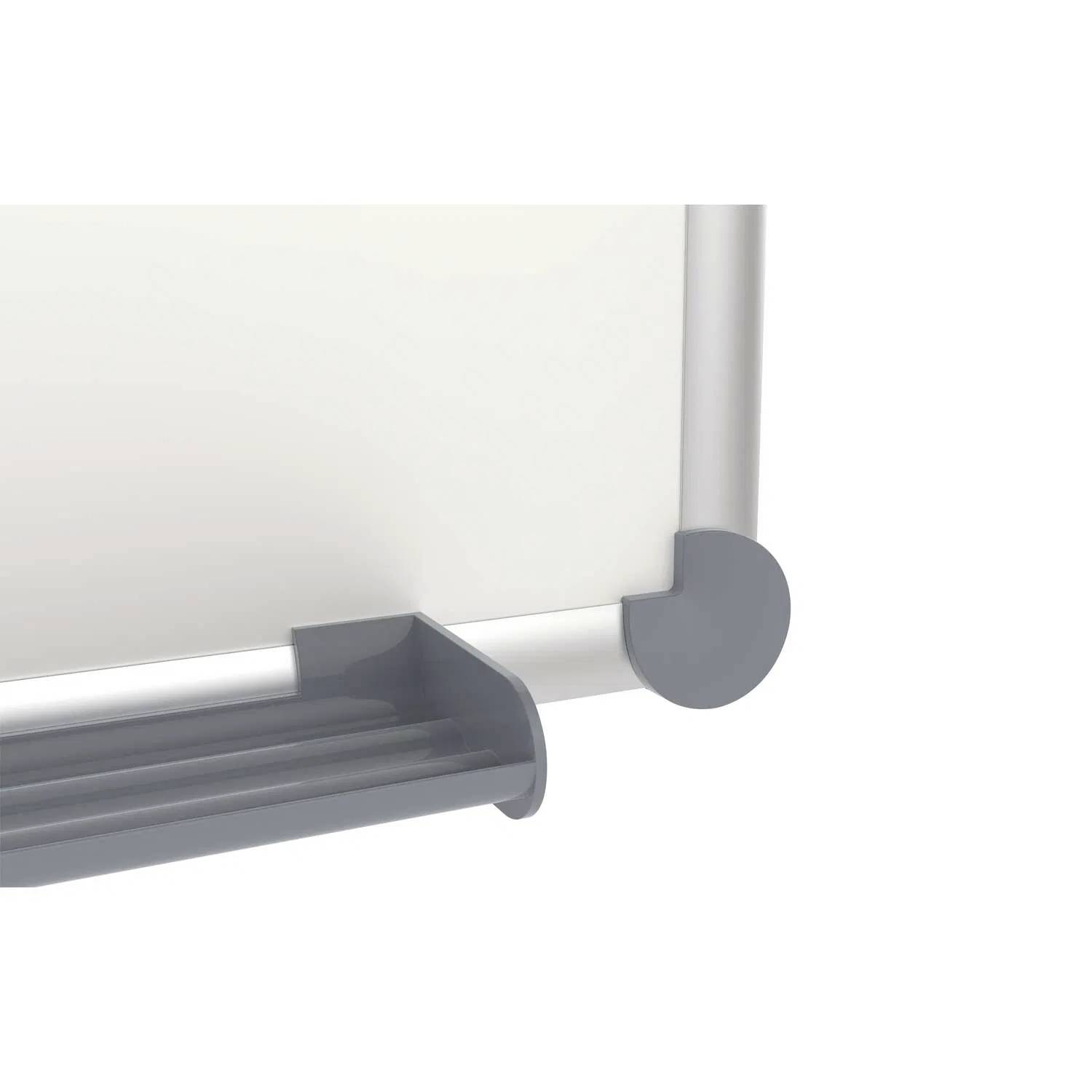 Ein Teil eines Whiteboards mit einem grauen Stifthalter und einer abgerundeten Ecke.