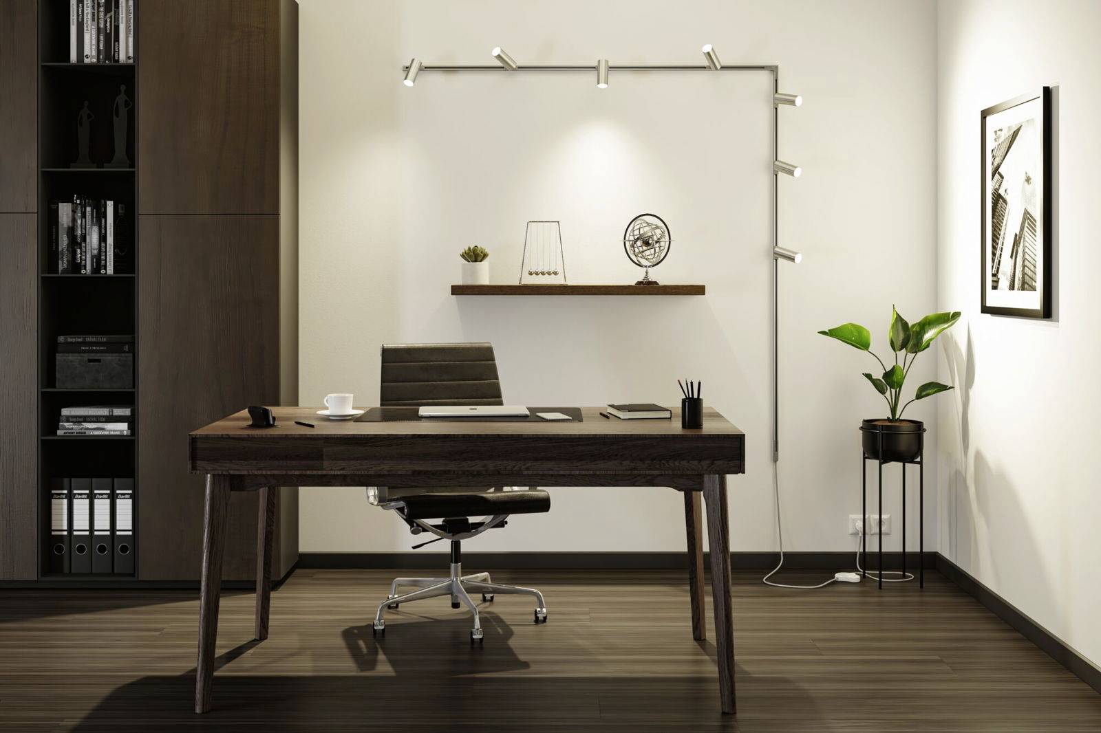 Ein modernes Büro mit Schreibtisch, Stuhl, Laptop, Pflanzen und Lampe. Regal mit Dekoration an der Wand, Bücherregal rechts.