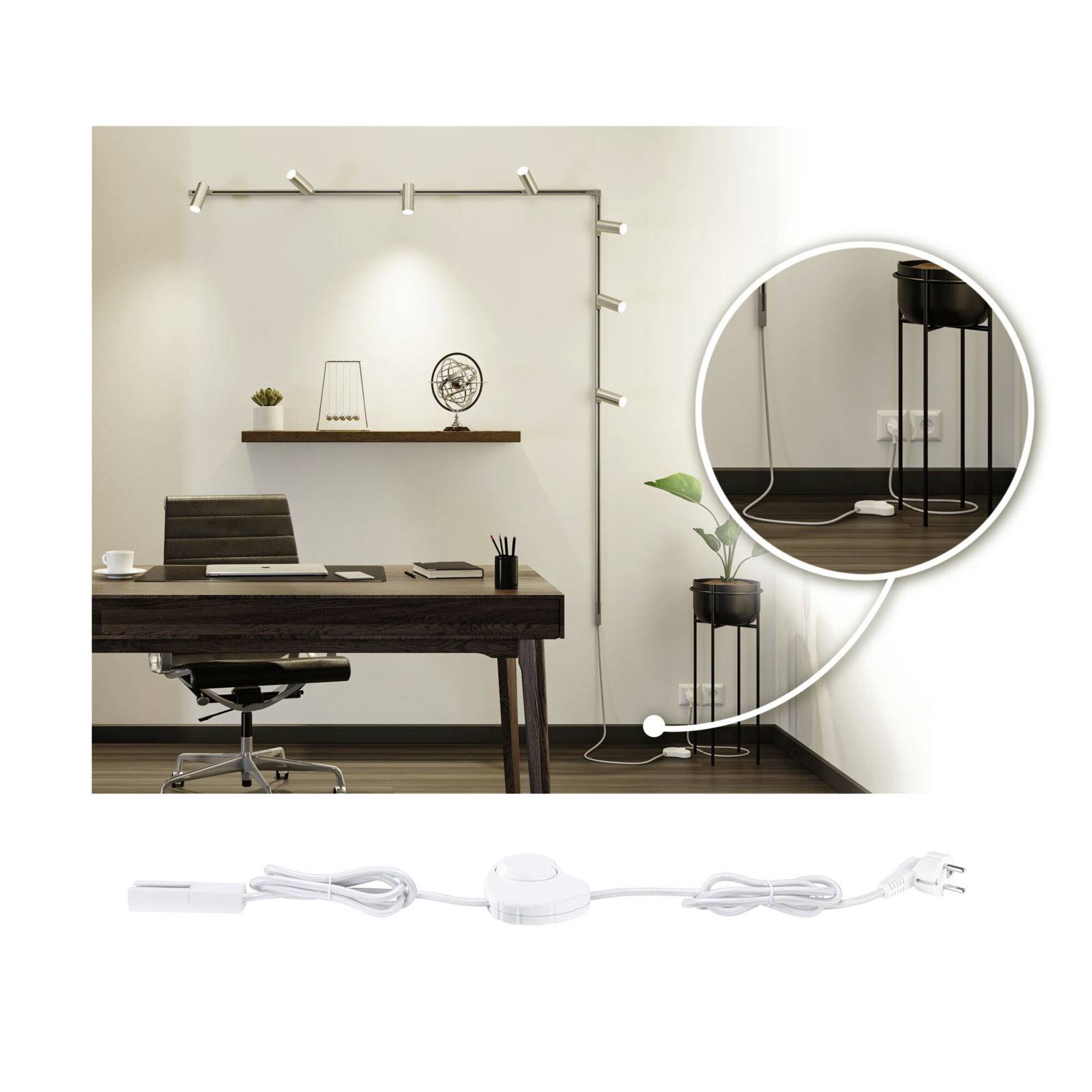 Bürozimmer mit weißer Wand, Schreibtisch und Stuhl. An der Wand ist eine Wandlampe mit mehreren Strahlern angebracht. Ein Zoom zeigt die Steckdosenleiste.