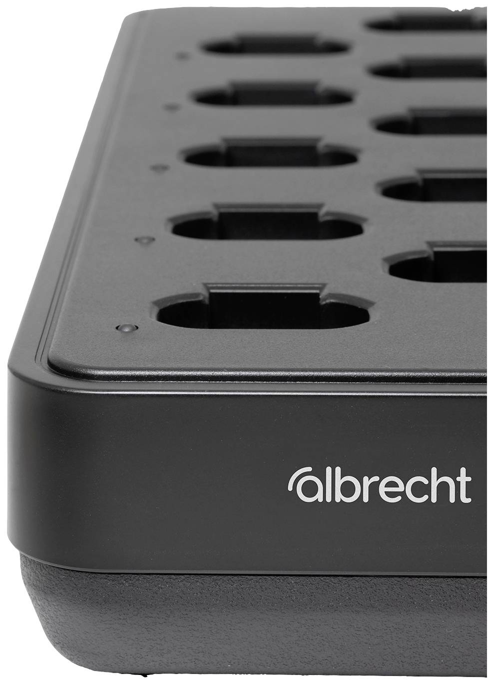 Ein schwarzes Gerät mit mehreren Steckplätzen in einer Reihe. Der Markenname 'Albrecht' ist auf der Seite zu sehen.
