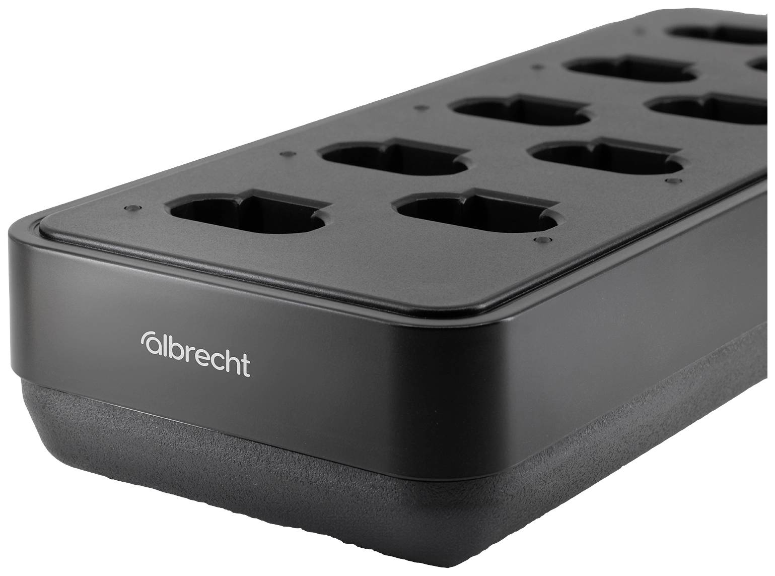 Eine schwarze Steckdosenleiste mit mehreren Steckplätzen, seitlich mit dem Logo 'albrecht'. Sie ist robust gestaltet.