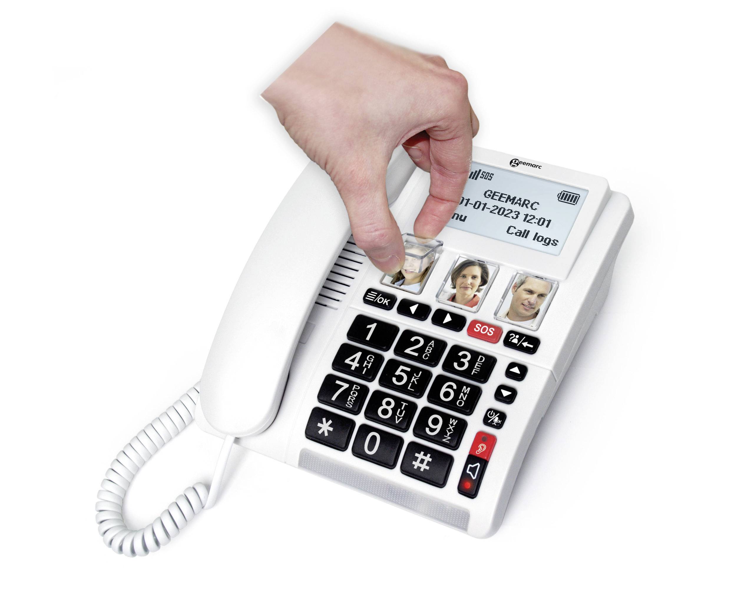 Eine Hand wählt einen Kontakt auf einem Telefon mit großen Tasten und einem Display, das Anrufsprotokolle zeigt.