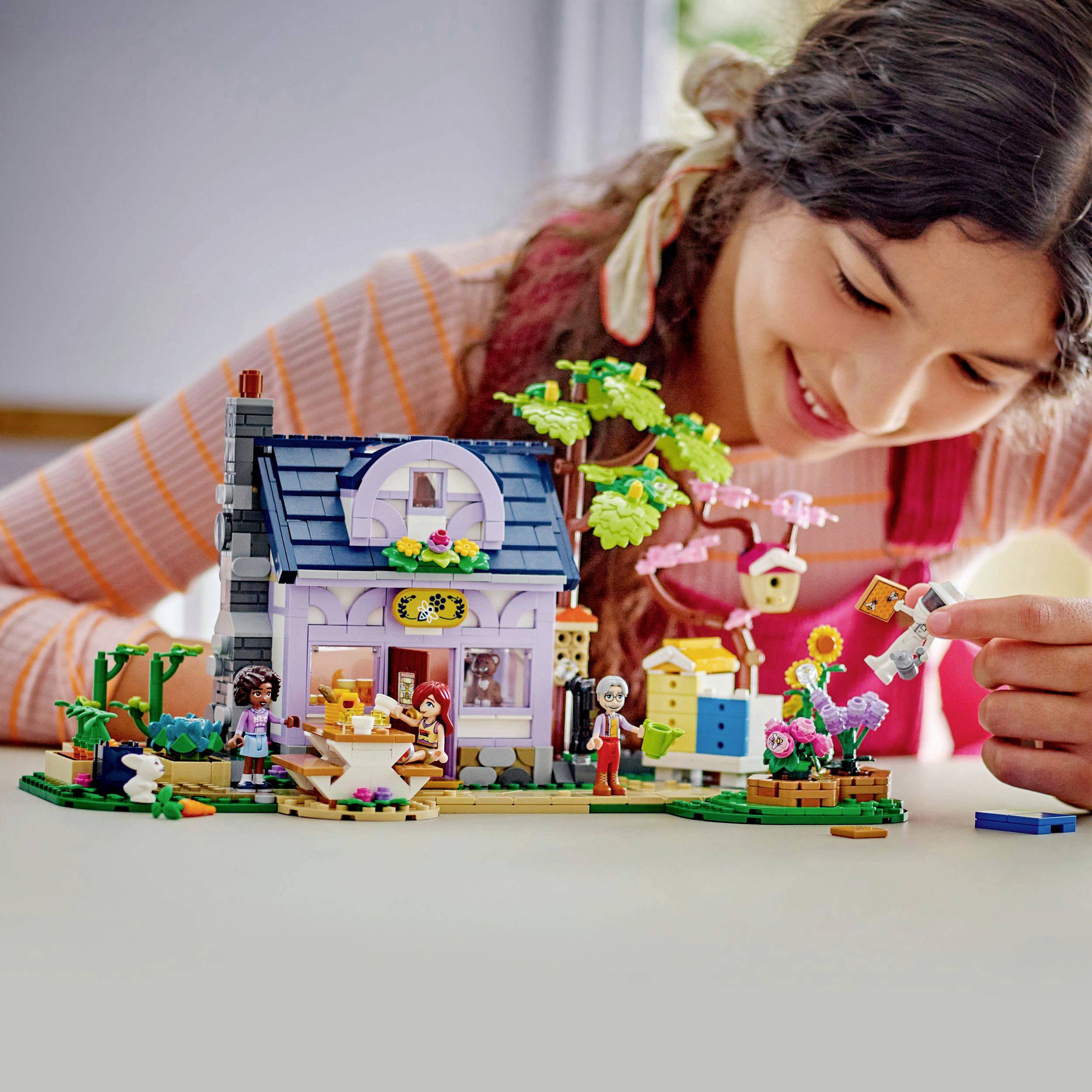 LEGO Friends Beekeepers' House and Flower Garden Home & Living Spielwaren Kreativ- & Lernspielzeug