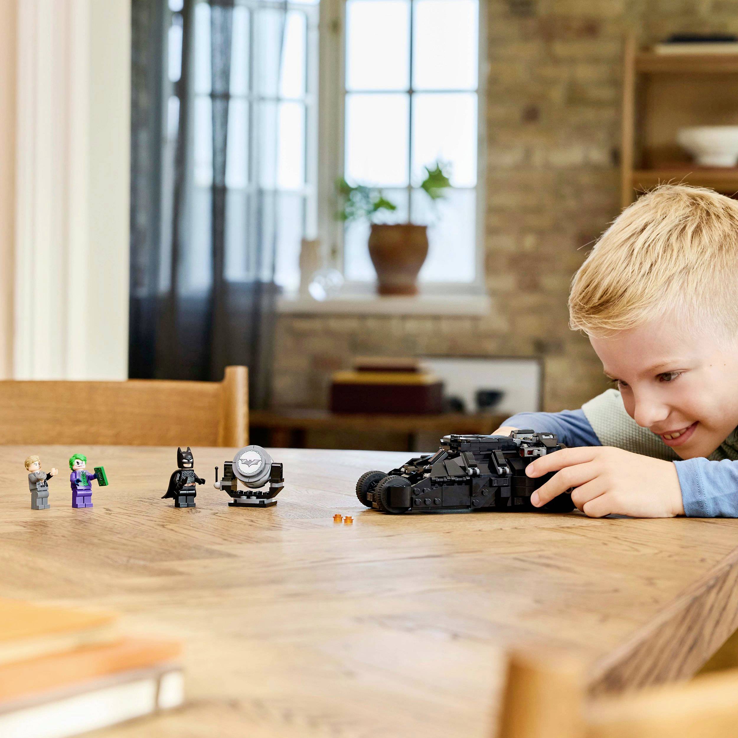 76303 LEGO® DC COMICS SUPER HEROES Batman™ Tumbler vs. Two-Face™ & The Joker™