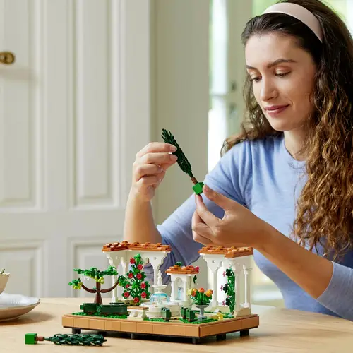 10359 LEGO® ICONS™ Springbrunnengarten 10359 LEGO® ICONS™ Springbrunnengarten