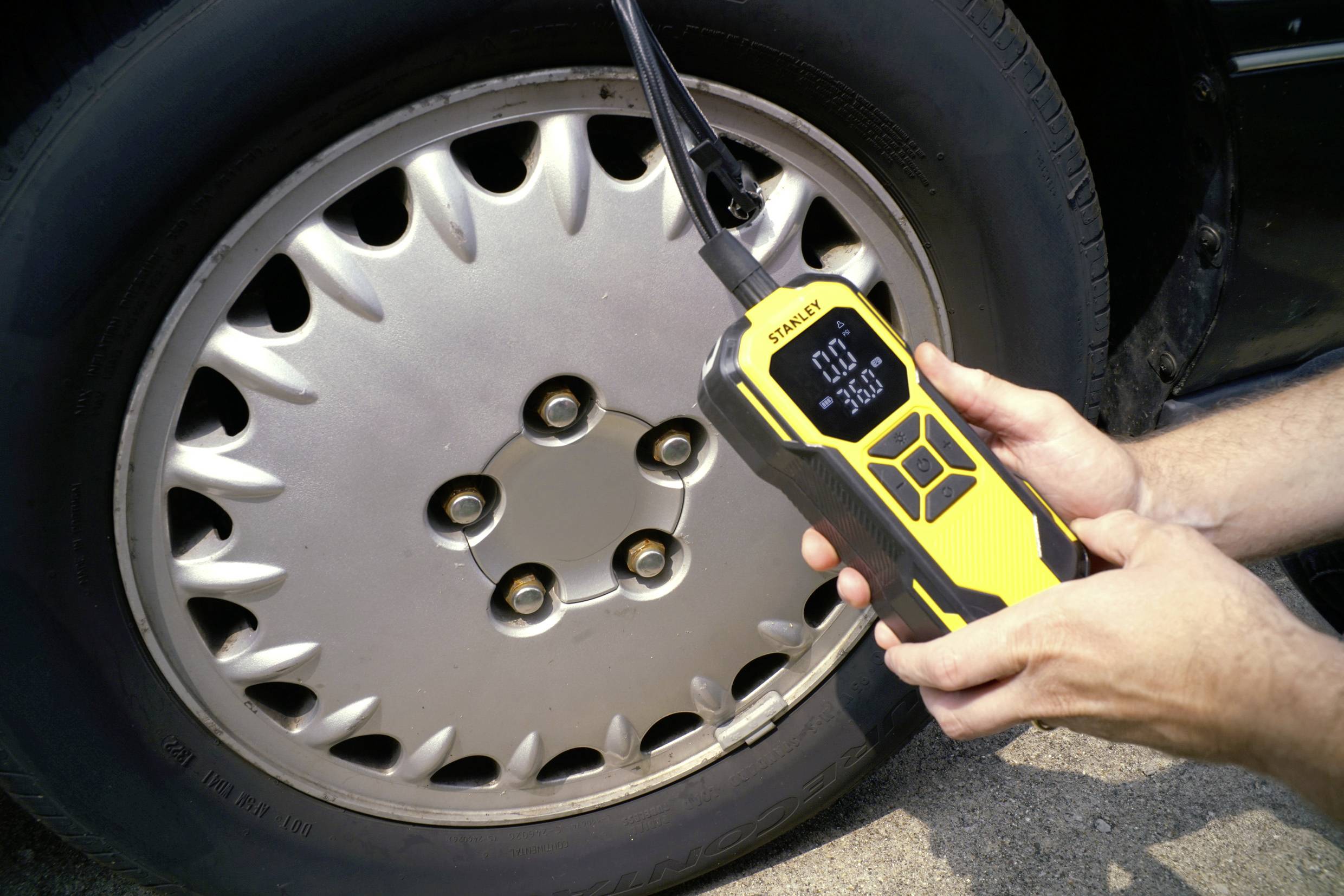 STANLEY SXIF0101 Akku-Kompressor 10 bar Automatische Abschaltung, Digitales Display, Inkl. 1 Akku, mit Powerbank-Funktion