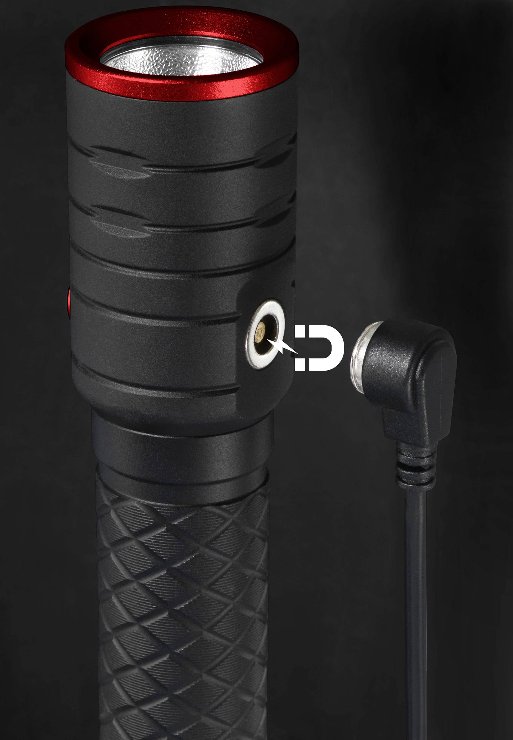 Eine schwarze Taschenlampe mit rotem Rand zeigt einen seitlichen magnetischen Ladeanschluss, an den ein Ladekabel angeschlossen wird.