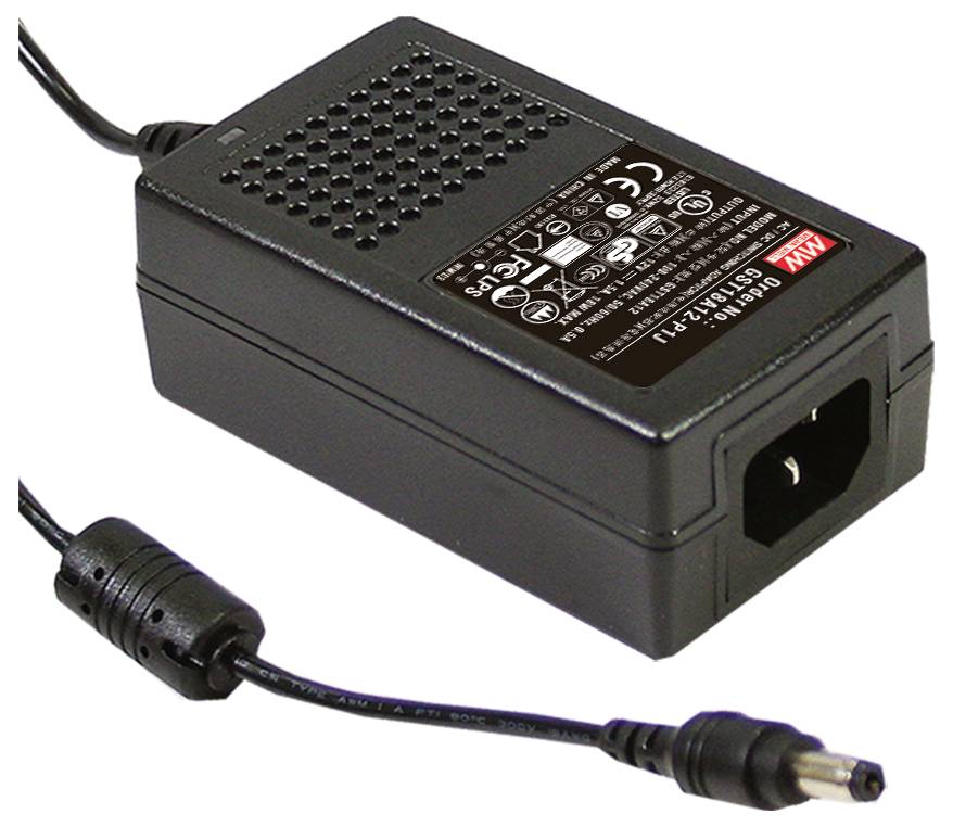 Ein schwarzes Netzteil mit einem Netzkabel. Auf dem Gerät sind technische Spezifikationen und Sicherheitssymbole zu sehen.