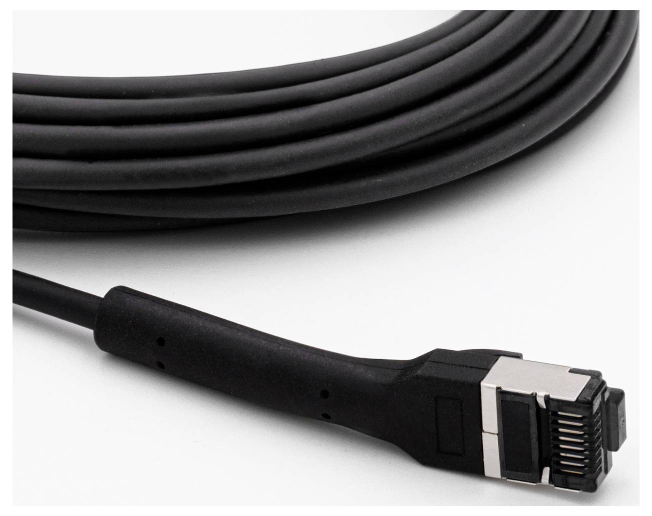 Großaufnahme eines schwarzen Ethernet-Kabels mit RJ45-Stecker, geknicktes Ende, aufgerollt. Geeignet für Internetverbindungen.