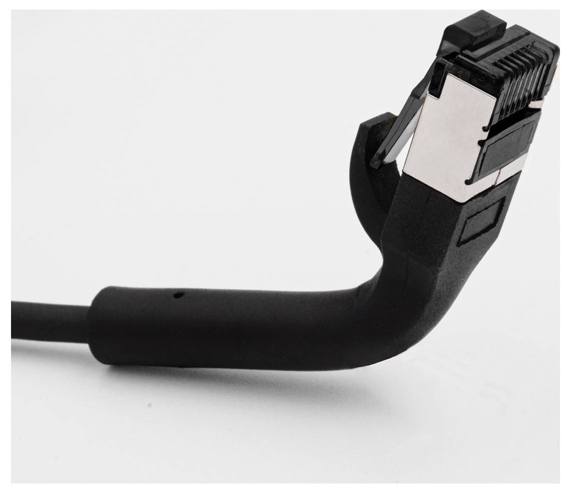 Nahaufnahme eines schwarzen, abgewinkelten Ethernet-Kabels mit einem RJ45-Stecker.