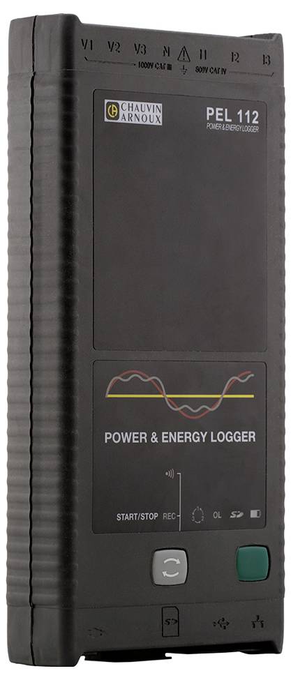 Ein schwarzer 'Power & Energy Logger' von Chauvin Arnoux, Modell PEL 112, steht aufrecht. Das Gerät zeigt eine grafische Darstellung und mehrere Bedienelemente.