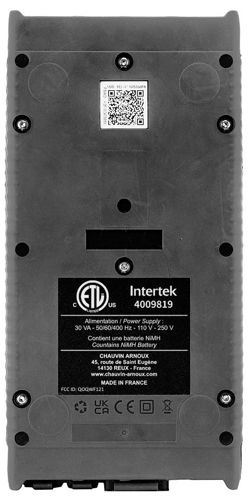 Rückseite eines elektronischen Geräts mit einem QR-Code und Produktinformationen. Enthält Angaben zur Stromversorgung und Herstellung in Frankreich.