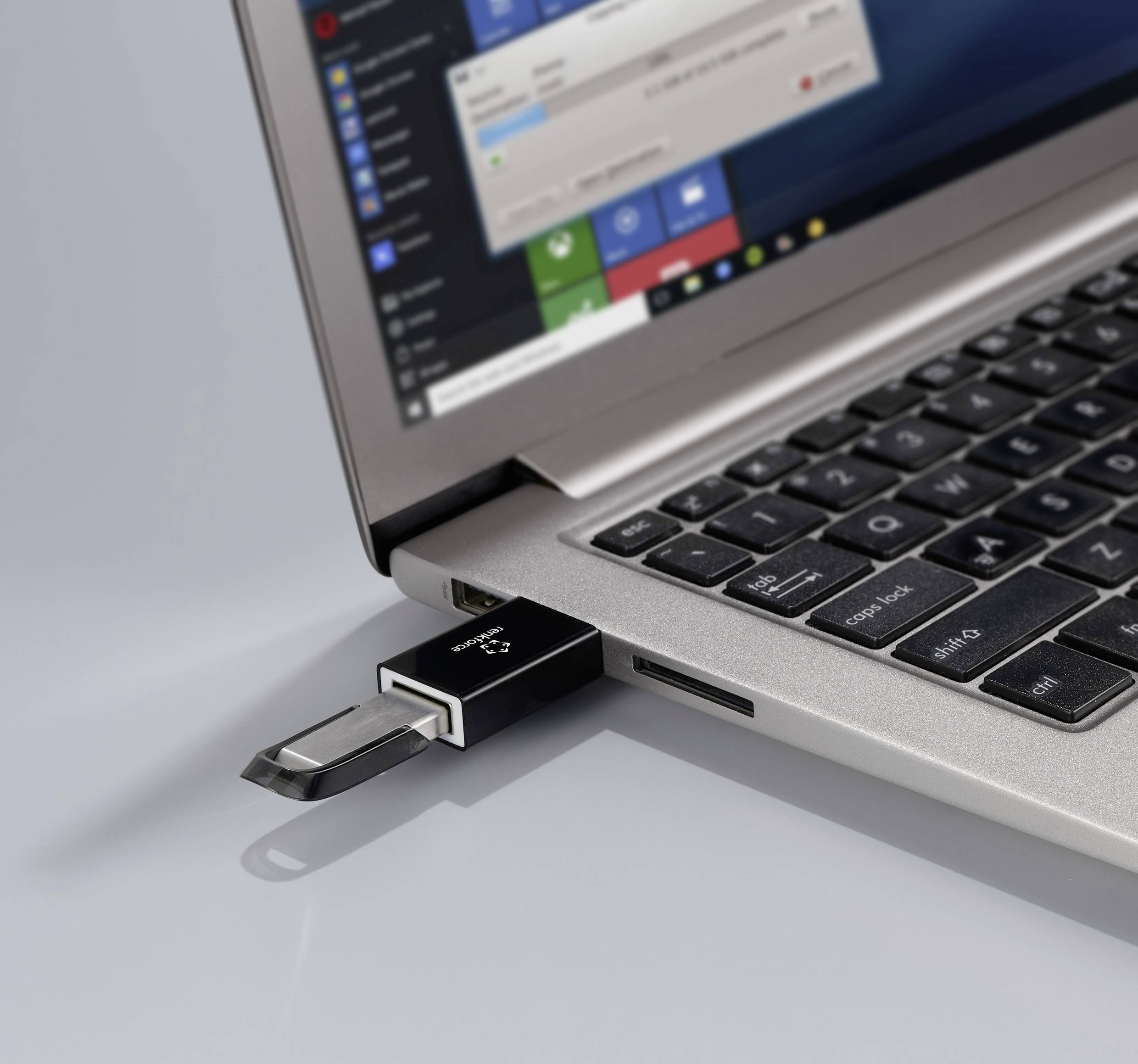 Ein Laptop mit eingestecktem USB-Stick zeigt einen geöffneten Dialog auf dem Bildschirm, der Optionen zur Ausführung des Geräts anbietet.