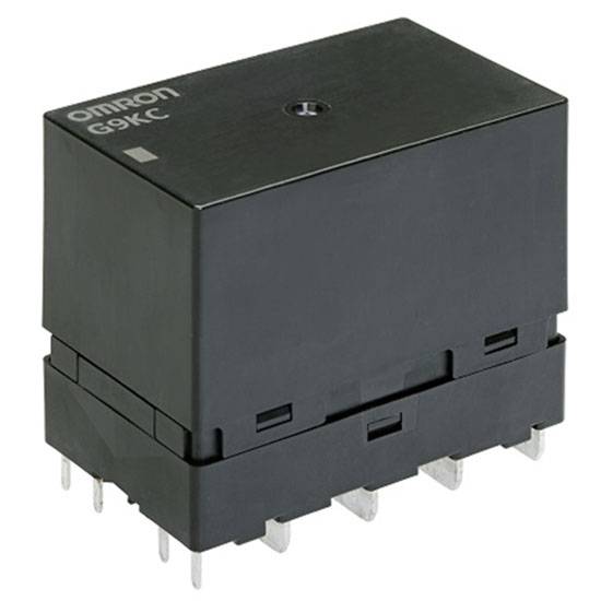 Ein schwarzes elektrisches Relais mit mehreren Metallanschlüssen ist dargestellt. Produktmodell: 'Omron G9KC'.