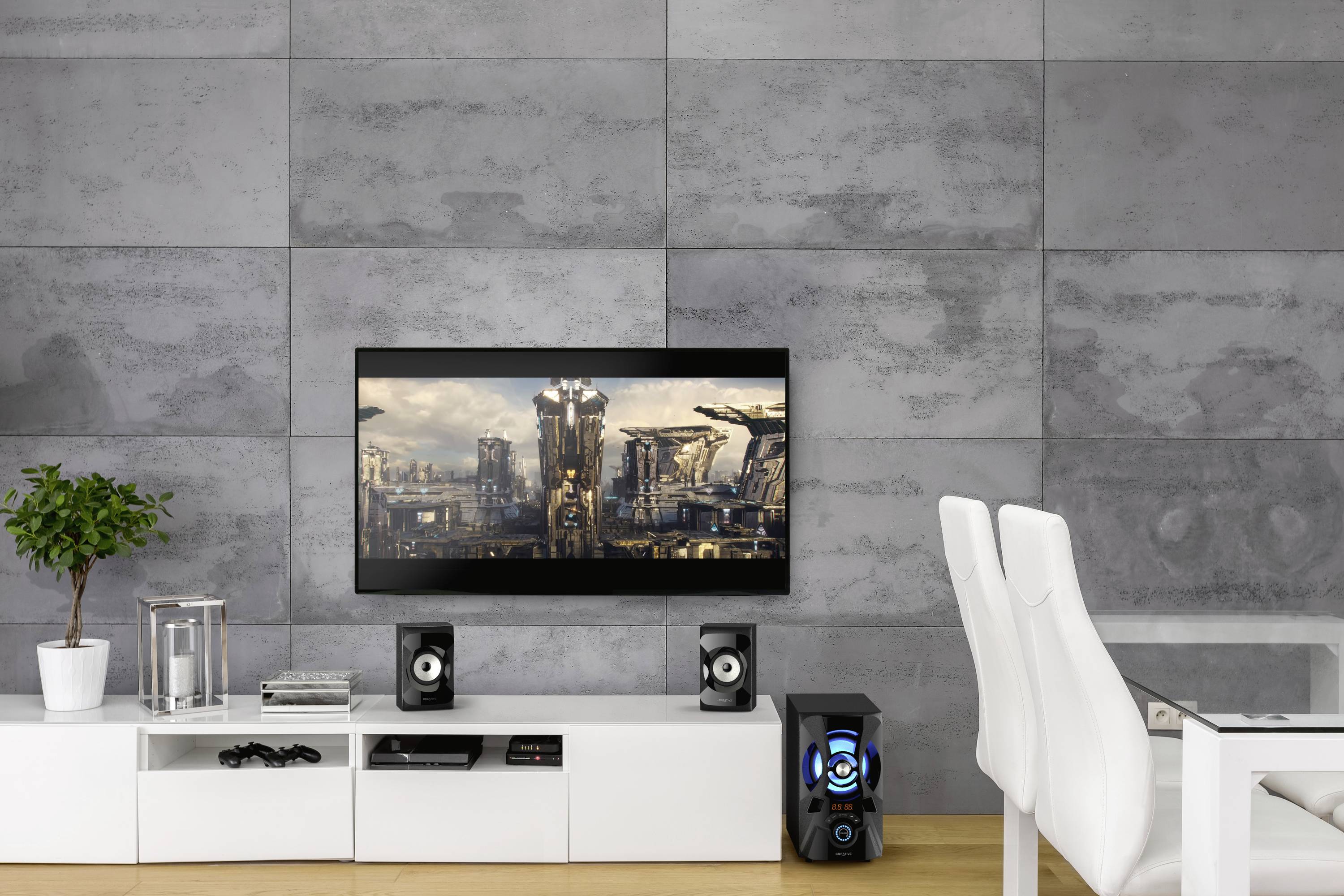 Moderne Wohnzimmerumgebung mit einer futuristischen Stadtansicht auf einem Flachbildfernseher. Weiße Möbel und Lautsprecher im Vordergrund.