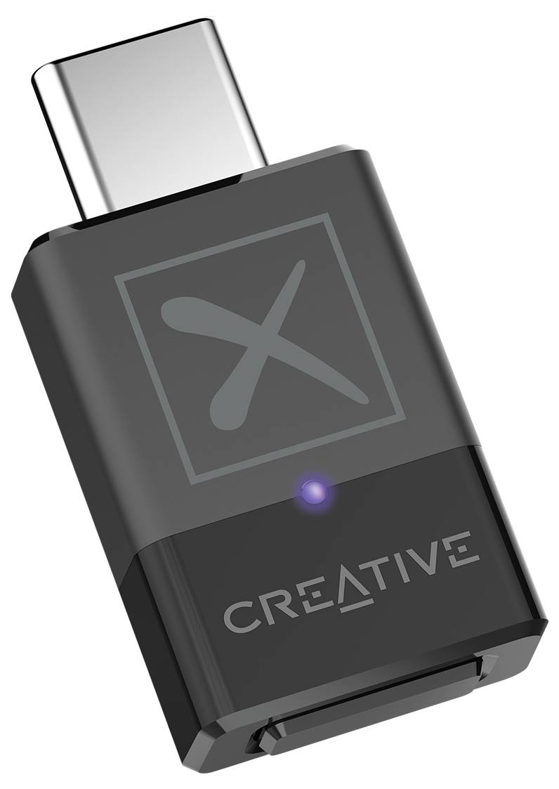 USB-C Audio-Adapter mit einem schwarzen Gehäuse und einem blauen Leuchtindikator, Marke 'Creative'.