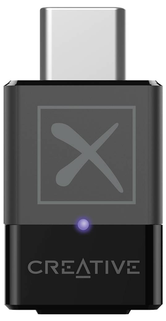 Ein USB-C-Adapter mit einem großen 'X' und blauer LED-Anzeige, darunter der Schriftzug 'CREATIVE'. Geeignet für Audioverbindungen.