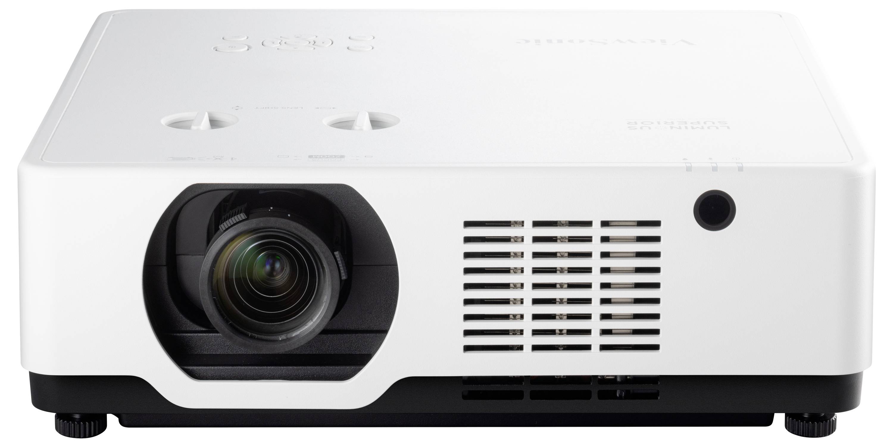 Ein weißer Projektor mit einem zentralen Objektiv und Lüftungsschlitzen an der Seite. Geeignet für Präsentationen oder Filmprojektionen.