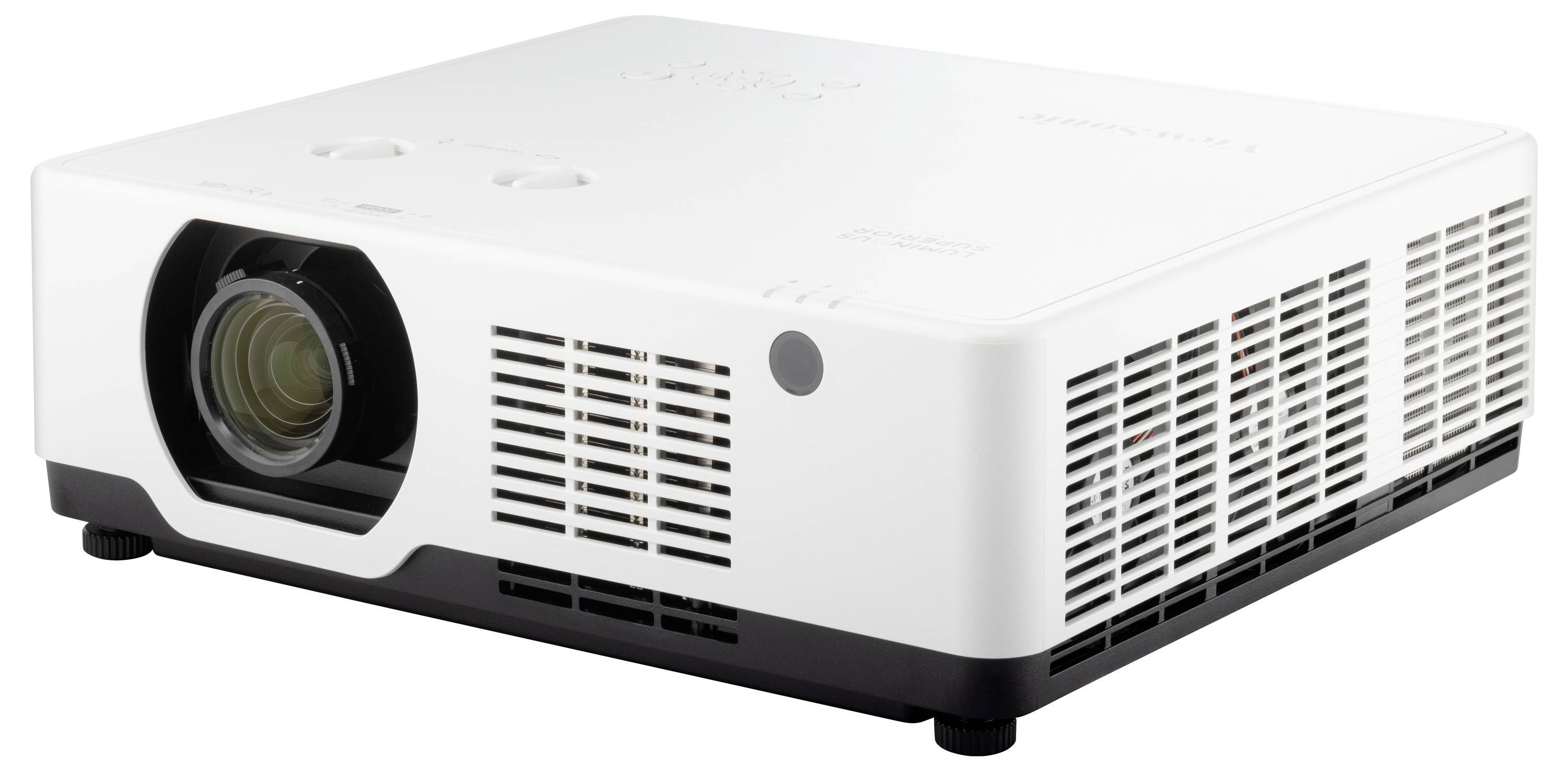 Ein weißer Projektor mit Belüftungsschlitzen und einem Objektiv auf der linken Vorderseite steht auf einer Oberfläche.