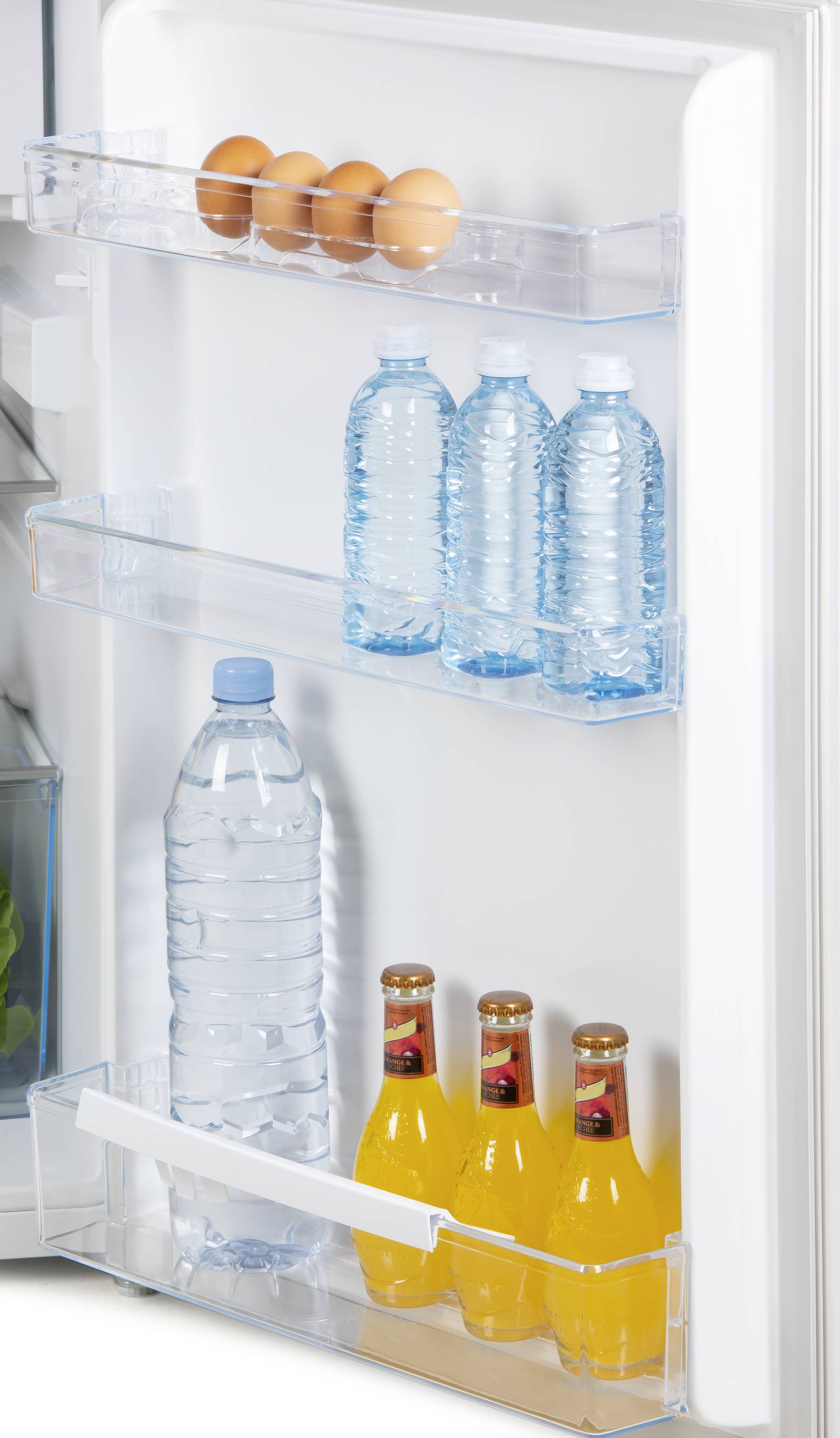 Kühlschranktür mit vier Eiern, drei kleinen Wasserflaschen, einer großen Wasserflasche und drei Flaschen mit orangefarbenem Getränk.