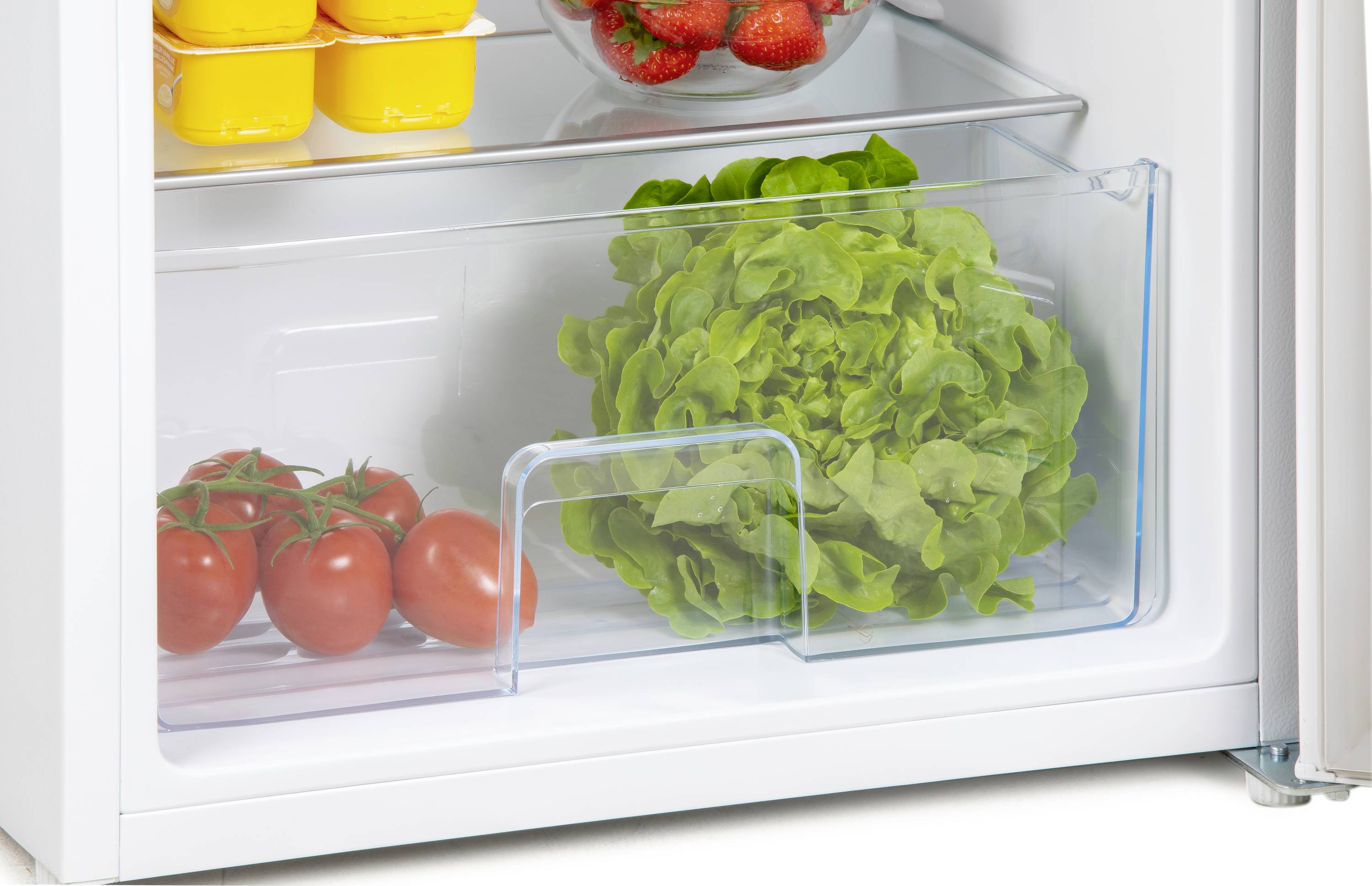 Ein geöffneter Kühlschrank mit Tomaten, Salatkopf und Schale mit Erdbeeren auf einem Regal.