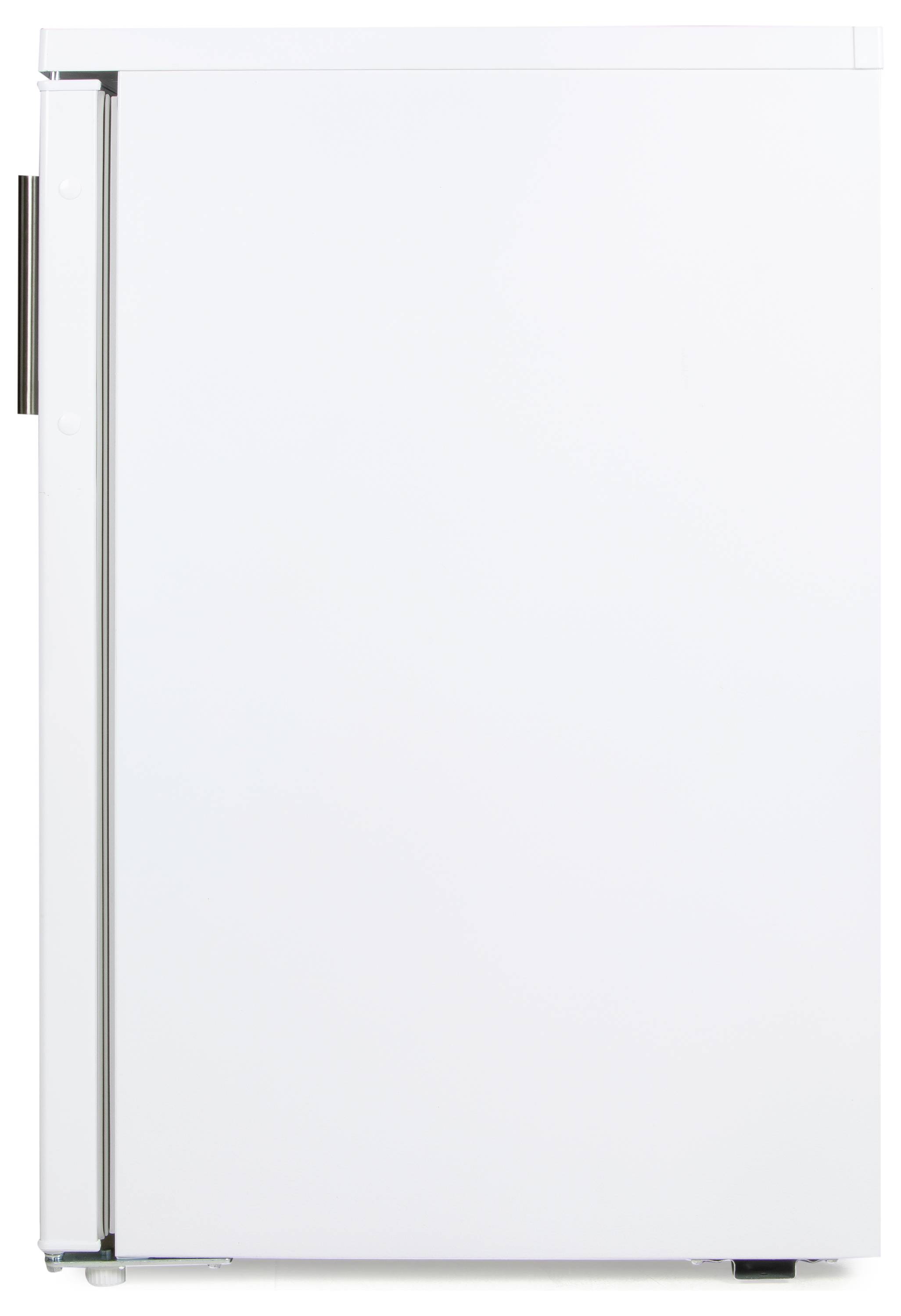 Ein weißer Kühlschrank, geschlossen, vor einem neutralen Hintergrund.