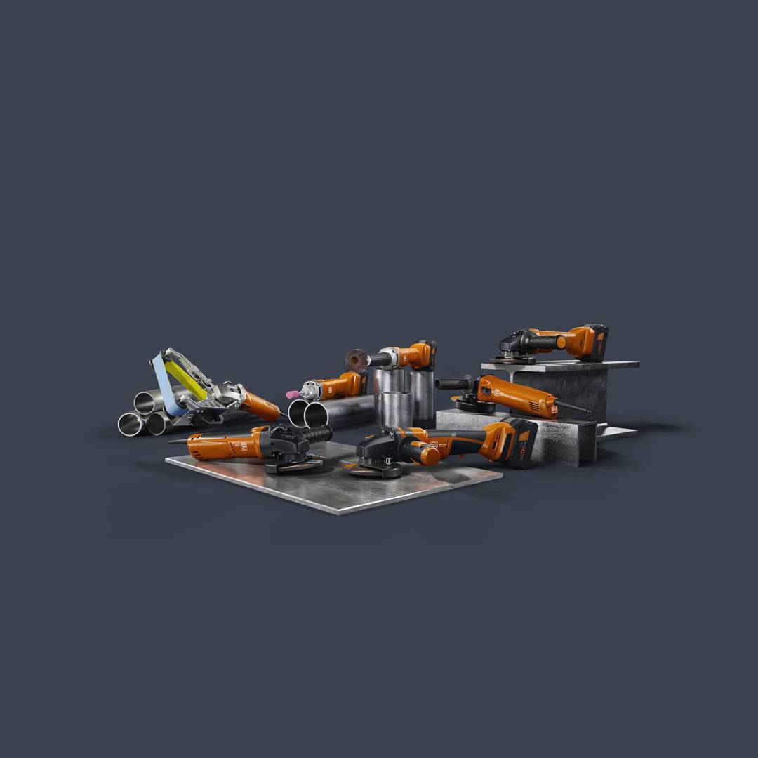 Mehrere orange Industrie-Roboterarme in verschiedenen Positionen auf einem Metalltisch, umgeben von mechanischen Teilen.