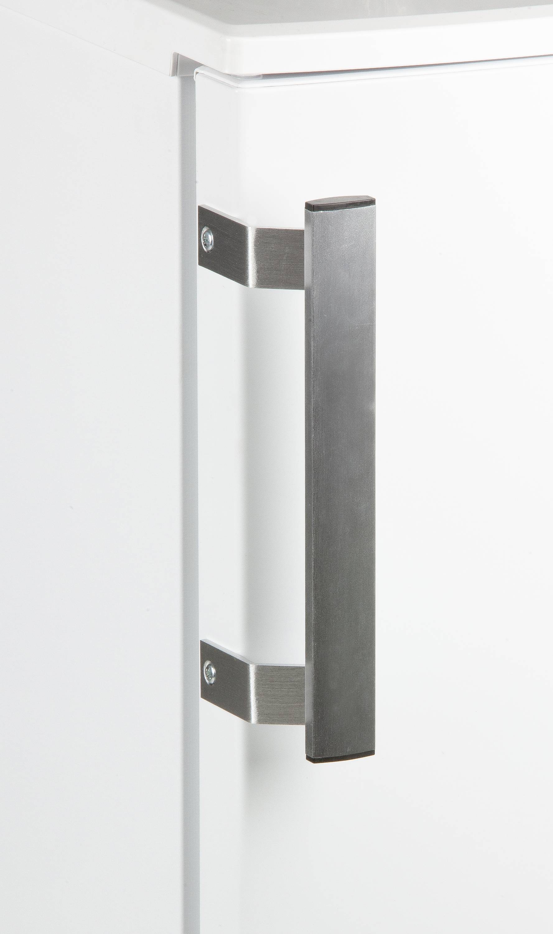 Ein silberner Türgriff aus Metall ist an einer weißen Schranktür montiert. Der Griff hat eine rechteckige Form und ist schlicht gestaltet.