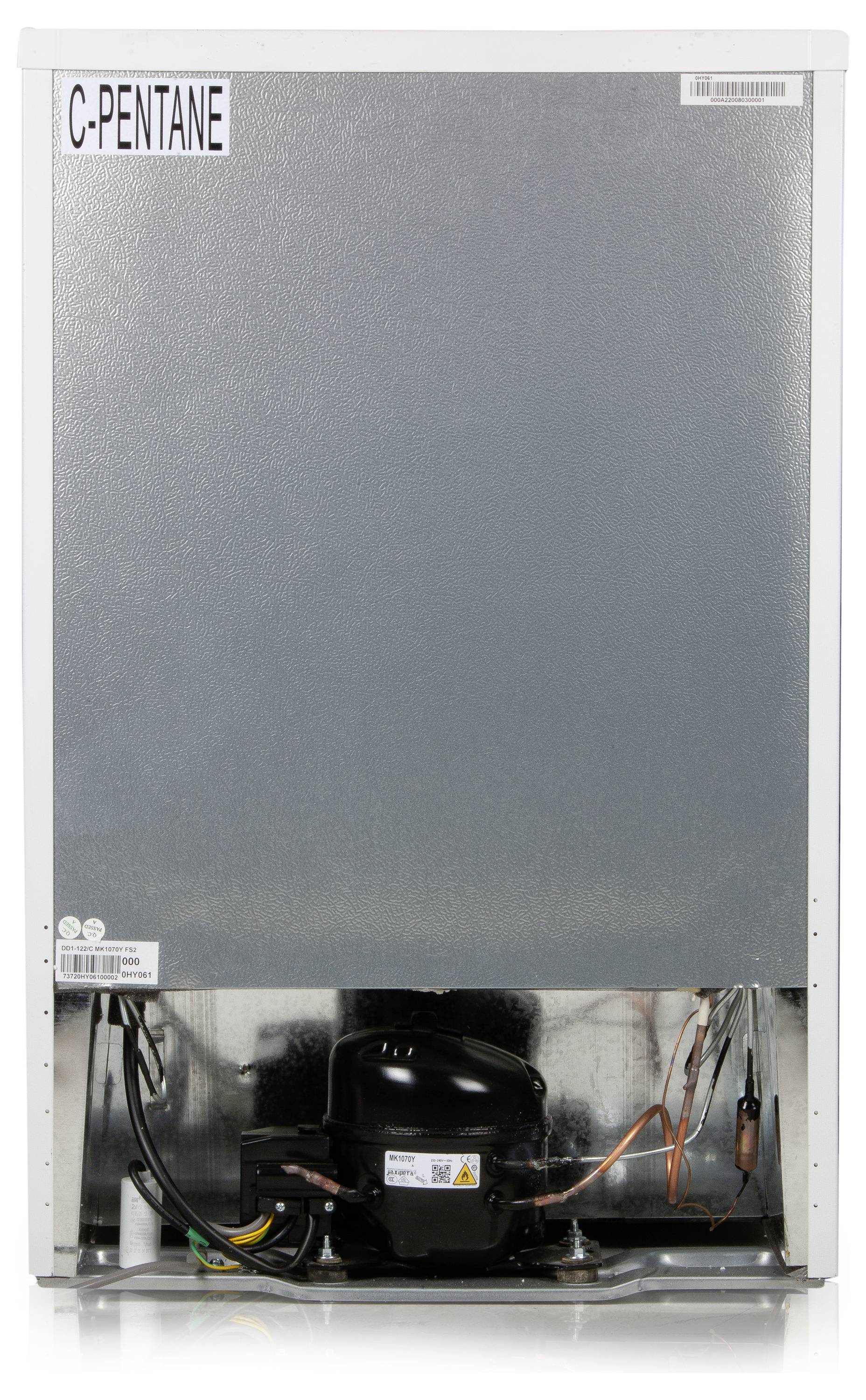 Rückseite eines Kühlschranks mit Kompressor und Kabeln sichtbar; oben ist ein Schild mit der Aufschrift 'C-PENTANE' angebracht.