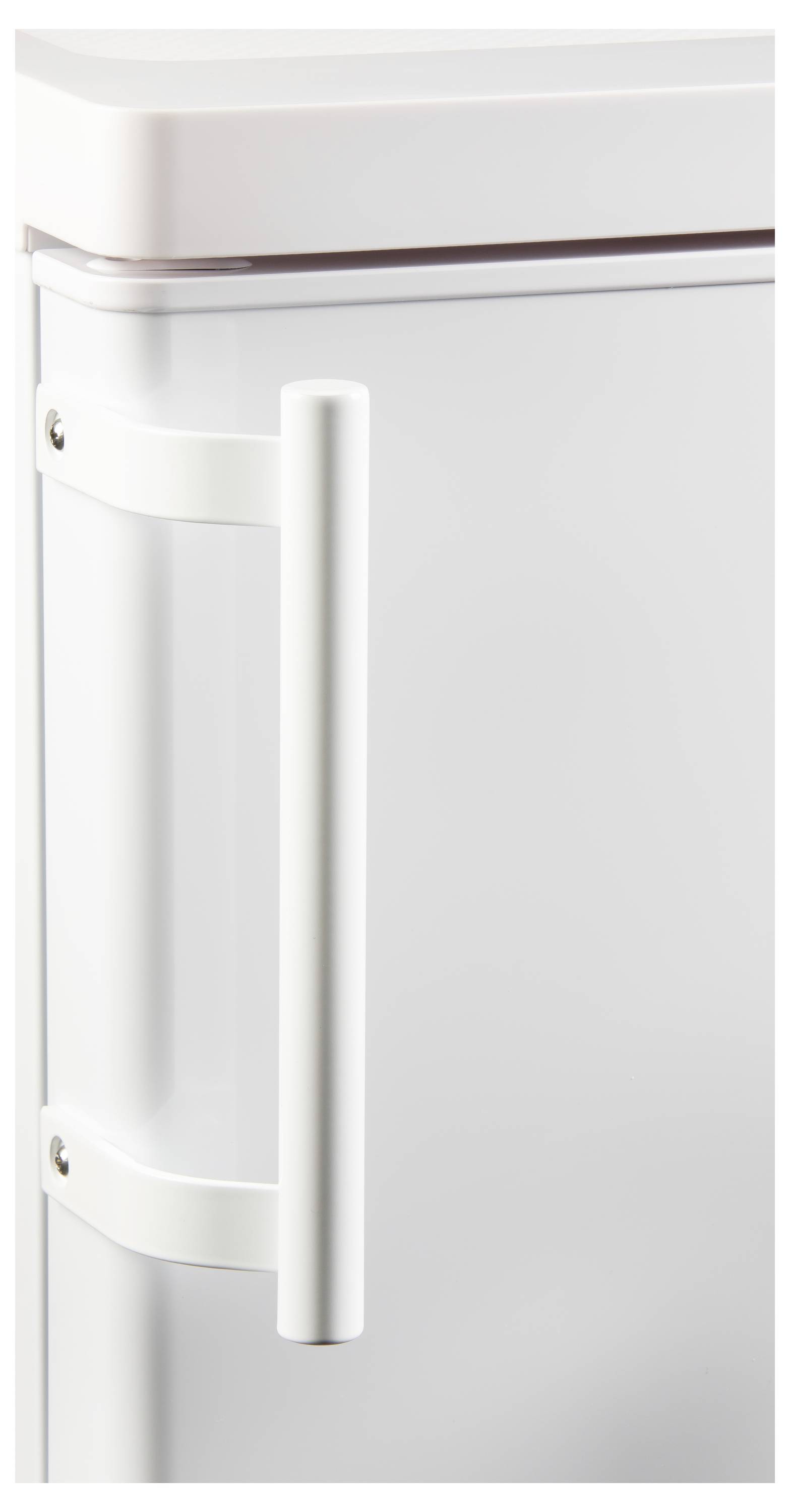 Ein weißer Türgriff an einem Küchengerät.