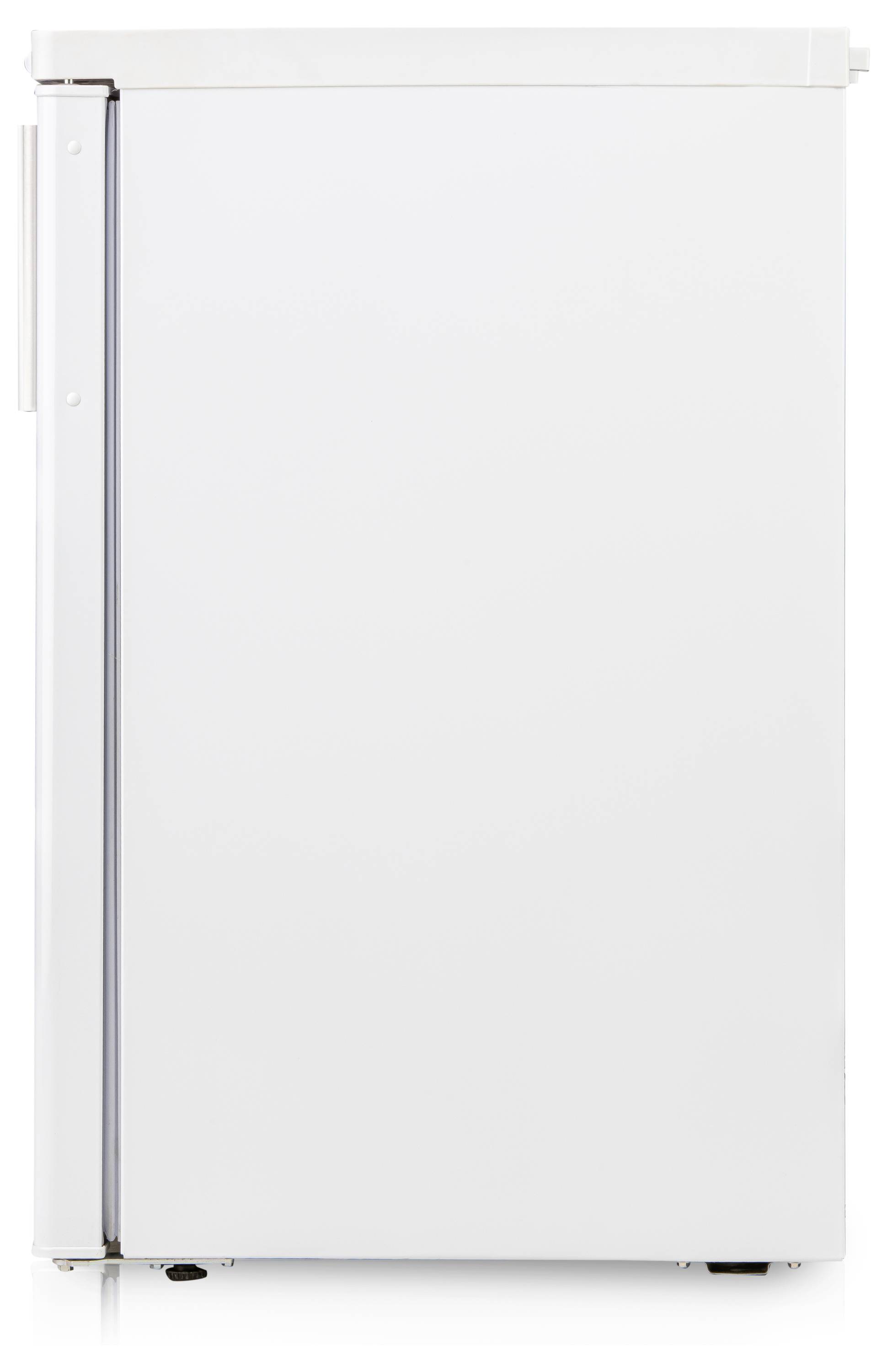 Ein weißer Kühlschrank steht geschlossen, Ansicht von der Seite, vor einem neutralen Hintergrund.