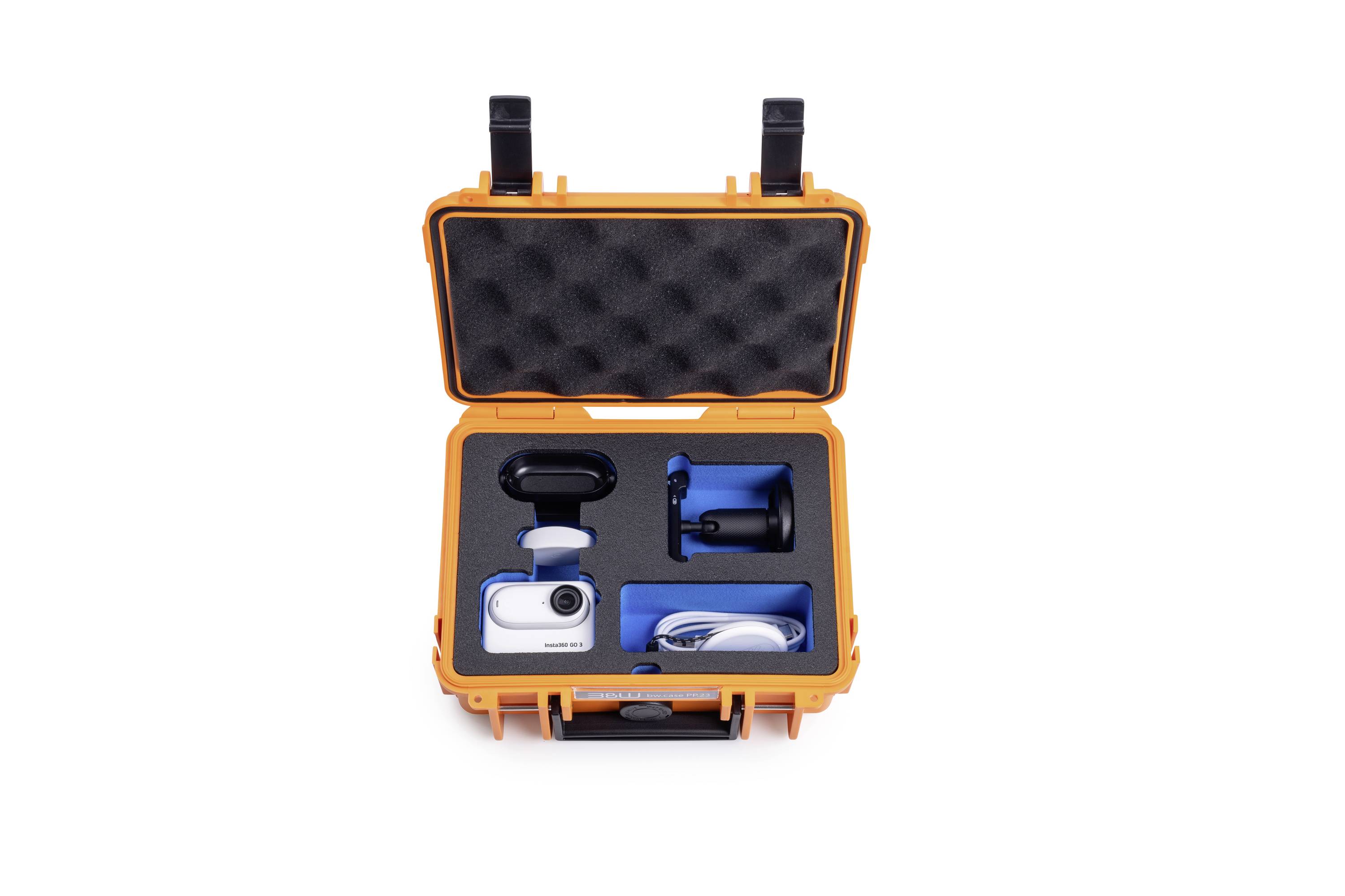 Eine tragbare Kamera in einem orangefarbenen Schutzkoffer. Enthält Zubehör wie Halterungen und Kabel in geformten Ablagen.