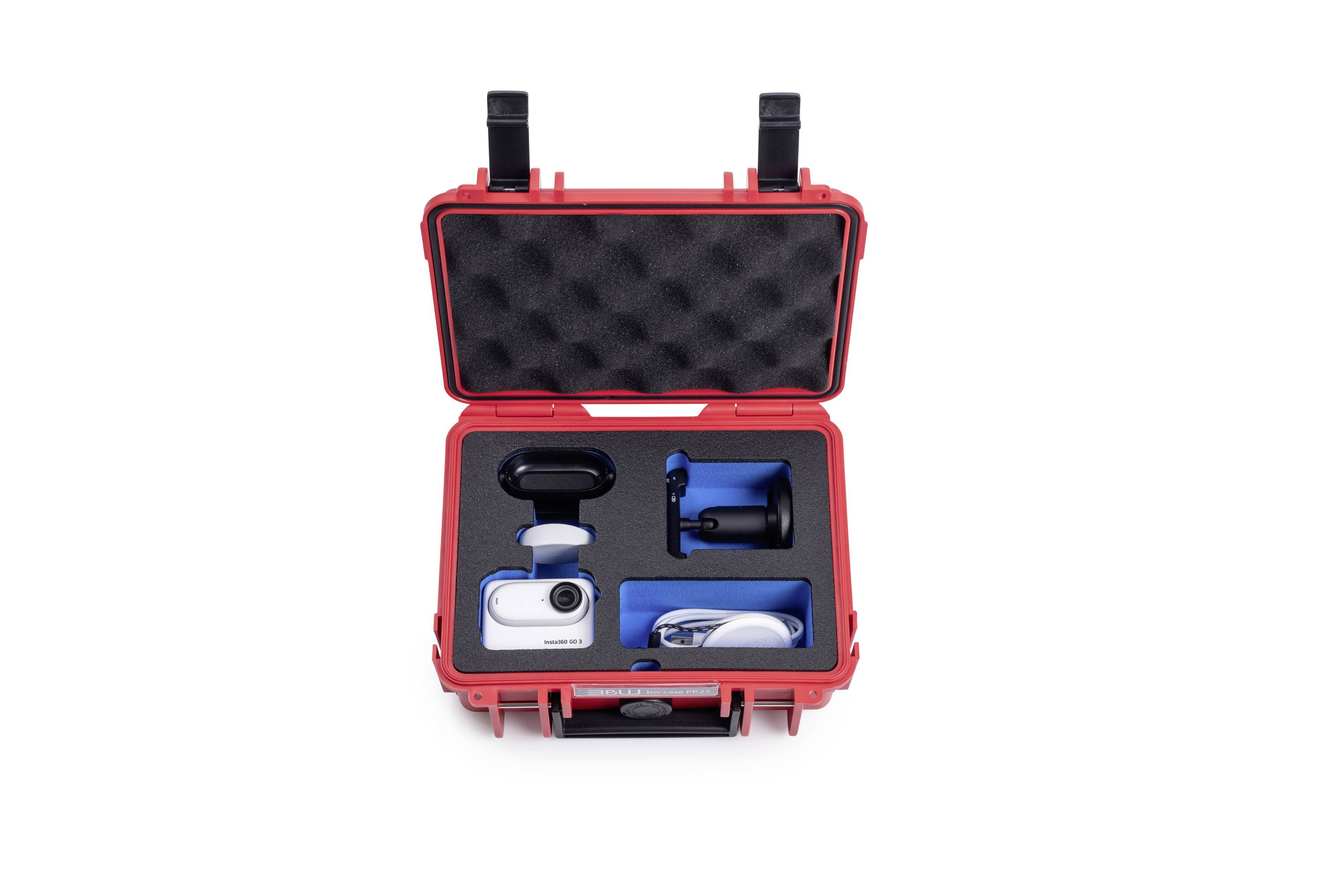 Ein roter Koffer mit schwarzem Schaumstoff-Inlay zeigt eine weiße Kamera und Zubehörteile.
