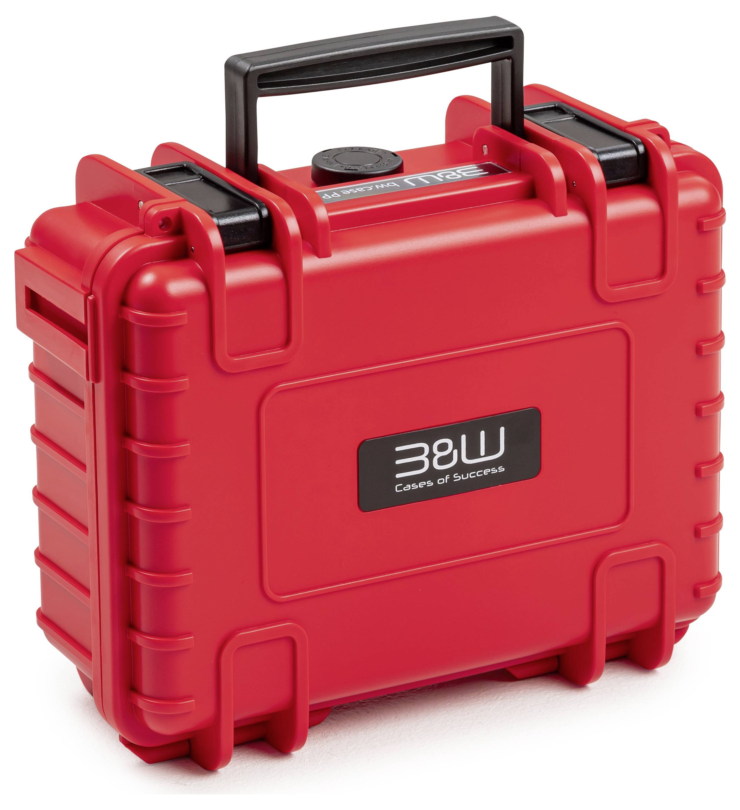 Ein roter, robuster Koffer mit schwarzem Griff und Verschlüssen. Auf der Vorderseite befindet sich ein Etikett mit dem Text '48 W'.