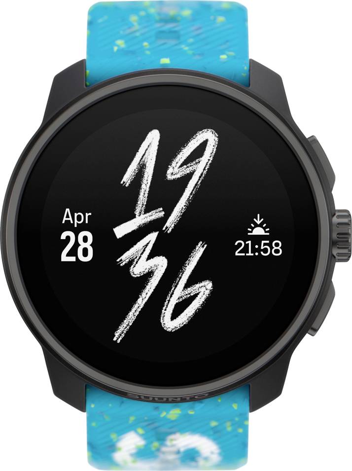 Eine schwarze Smartwatch mit blauem Armband zeigt das Datum 'Apr 28', die Uhrzeit '19:36' und den Sonnenuntergang um '21:58'.