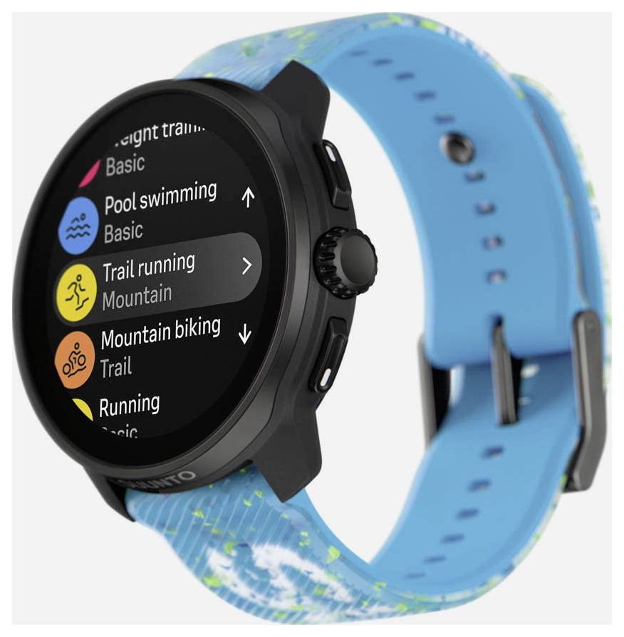 Eine schwarze Sportuhr mit blauem Armband zeigt Aktivitäten wie 'Trail running' und 'Mountain biking' auf dem Display an.