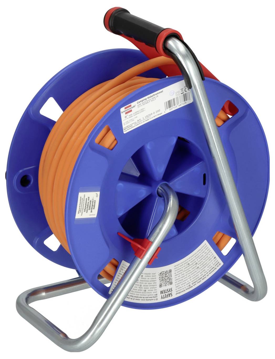 Blaue Kabelrolle mit orangefarbenem Verlängerungskabel auf einem Metallständer und schwarzem Griff, vor weißem Hintergrund dargestellt.
