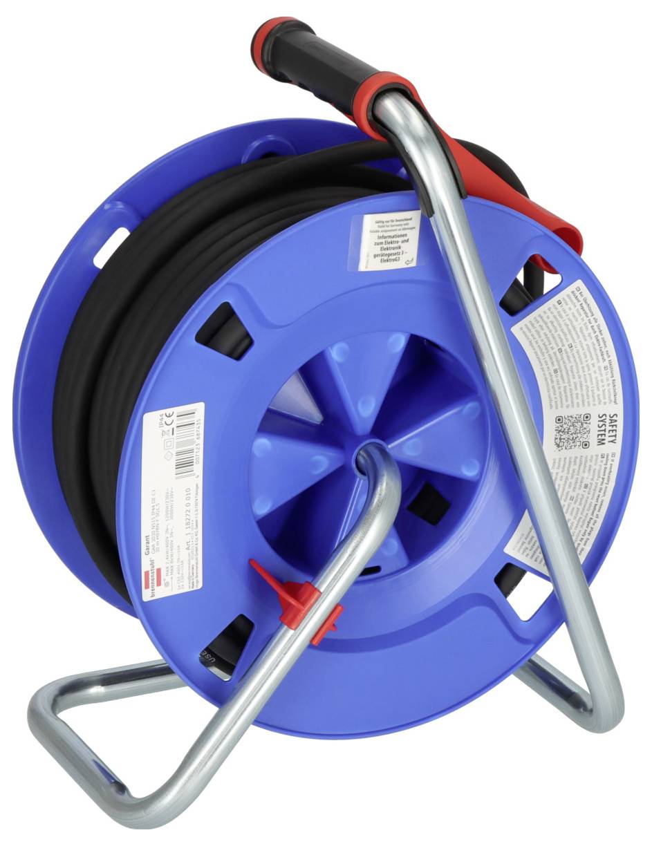 Blauene Schlauchrolle mit aufgewickeltem schwarzen Schlauch, metallischem Tragrahmen und rot-schwarzem Griff auf weißem Hintergrund.