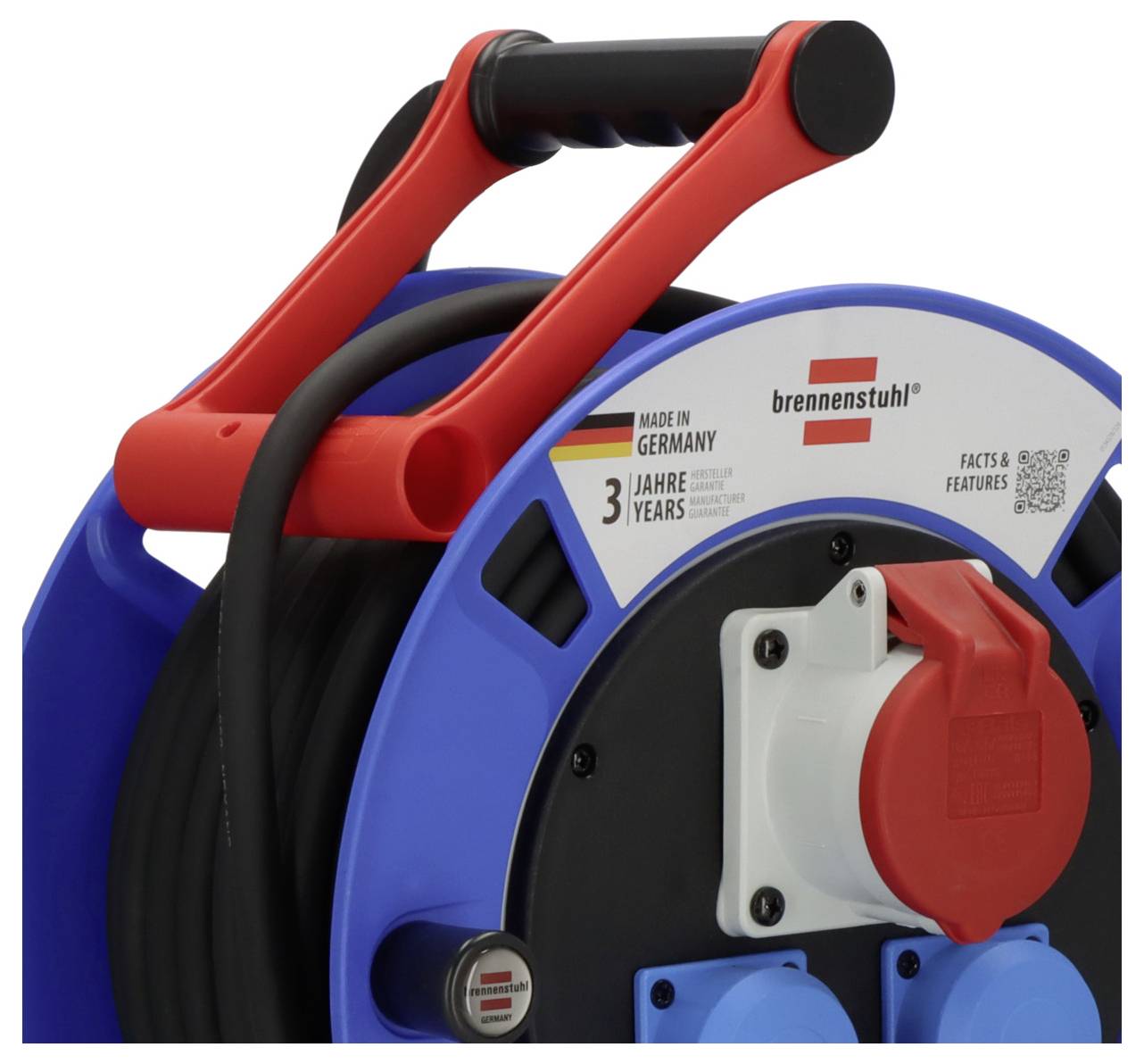 Nahaufnahme einer blau und rot gefärbten Brennenstuhl-Kabelrolle mit schwarzem Griff und aufgewickeltem schwarzem Kabel, gekennzeichnet mit „Made in Germany