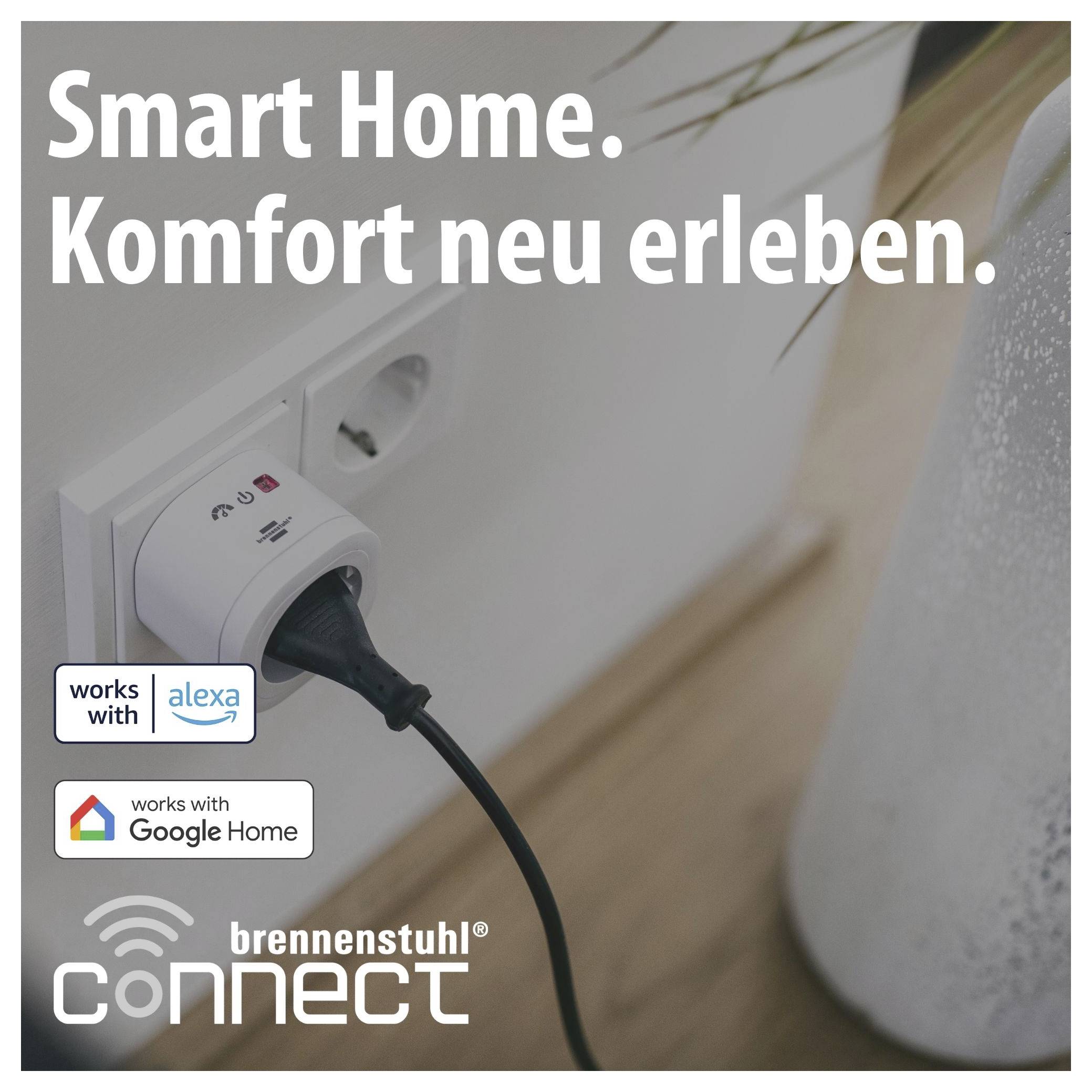 Steckdosen-Adapter an der Wand mit Text 'Smart Home. Komfort neu erleben.' sowie Logos 'works with Alexa', 'works with Google Home' und 'brennenstuhl connect'.