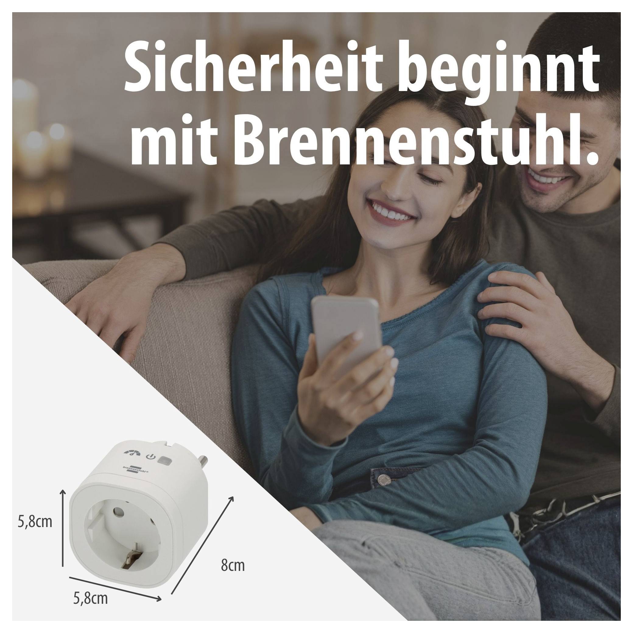 Werbung für Brennenstuhl: glückliches Paar auf dem Sofa mit Smartphone; unten links Steckdosenadapter mit Maßen 5,8 cm und 8 cm.