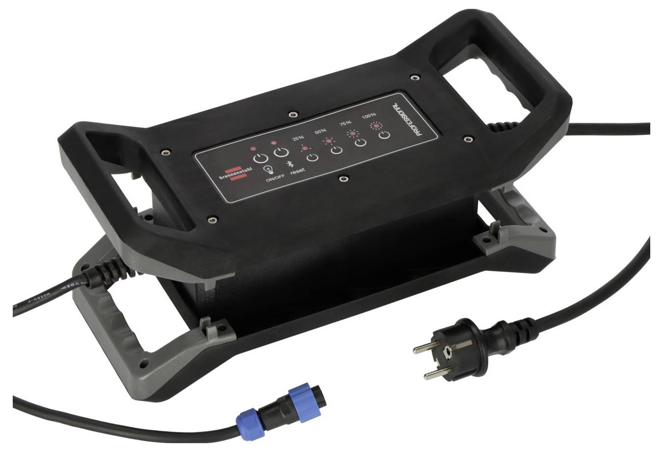 Tragbares schwarzes Batterieladegerät mit Griffen, Bedienfeld und angebrachten Stromkabeln und Stecker auf weißem Hintergrund.