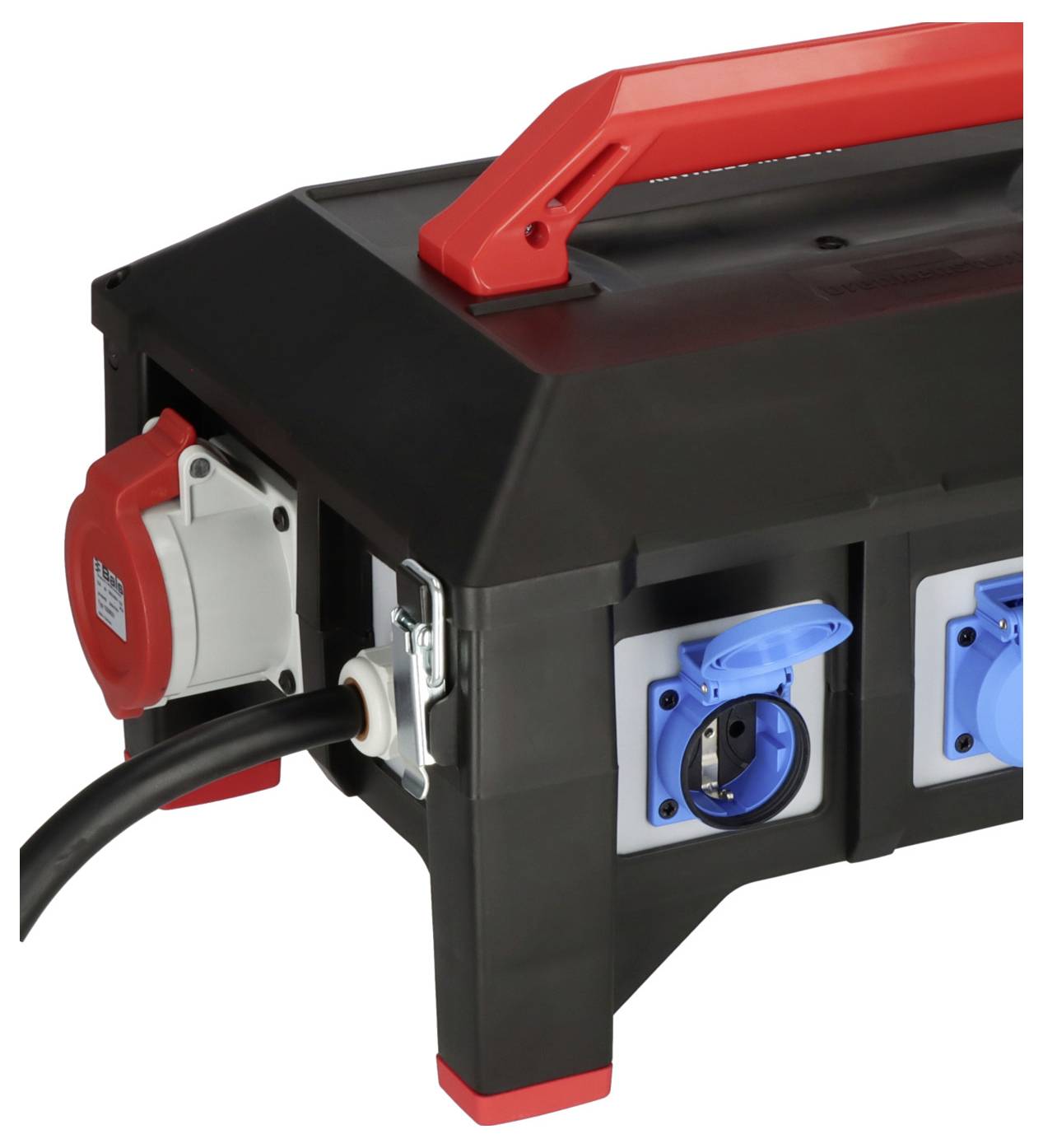 Schwarzer Verteilerkasten mit rotem Griff, mehreren blauen und roten Steckdosen und einem eingesteckten schwarzen Kabel.