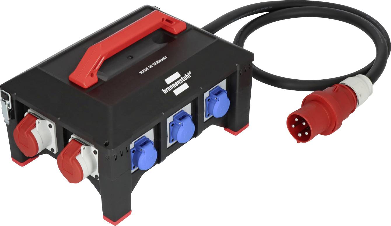 Ein schwarzer Stromverteilerkasten mit rotem Griff und mehreren blauen und roten Steckdosen. Ein schwarzes Netzkabel ist angeschlossen.