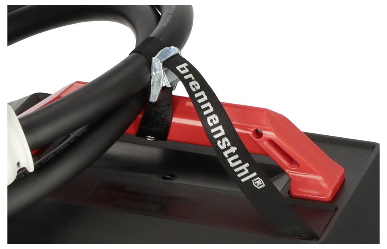 Ein roter Tragegriff eines schwarzen technischen Geräts mit einem befestigten Kabel. Ein schwarzes Band zeigt den Schriftzug 'brennenstuhl'.