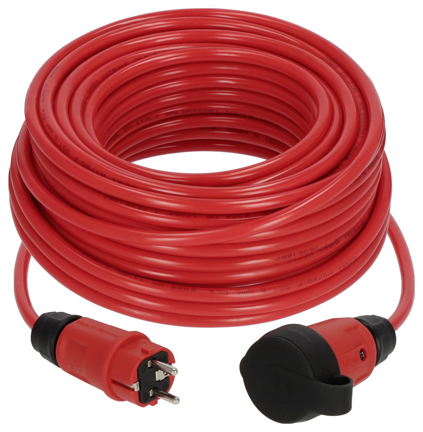 Aufgerolltes rotes Verlängerungskabel mit männlichem Stecker und schwarzem weiblichem Anschluss auf weißem Hintergrund.