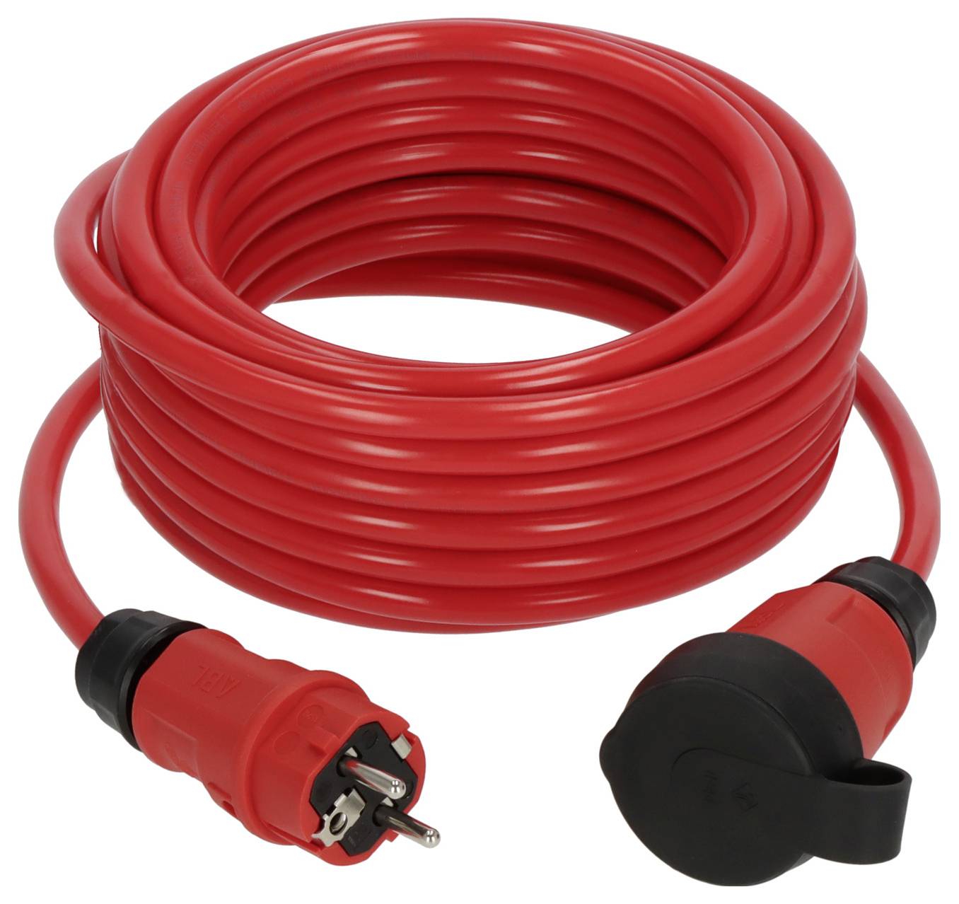Aufgerolltes rotes Elektroverlängerungskabel mit geerdetem Stecker und geschützter Buchsenöffnung.