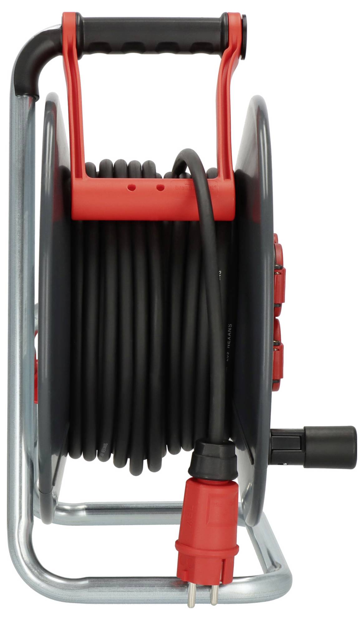 Ein Kabeltrommel mit einem langes, schwarzes Kabel und einem roten Stecker, bereit zur Stromversorgung, auf einem Metallrahmen.