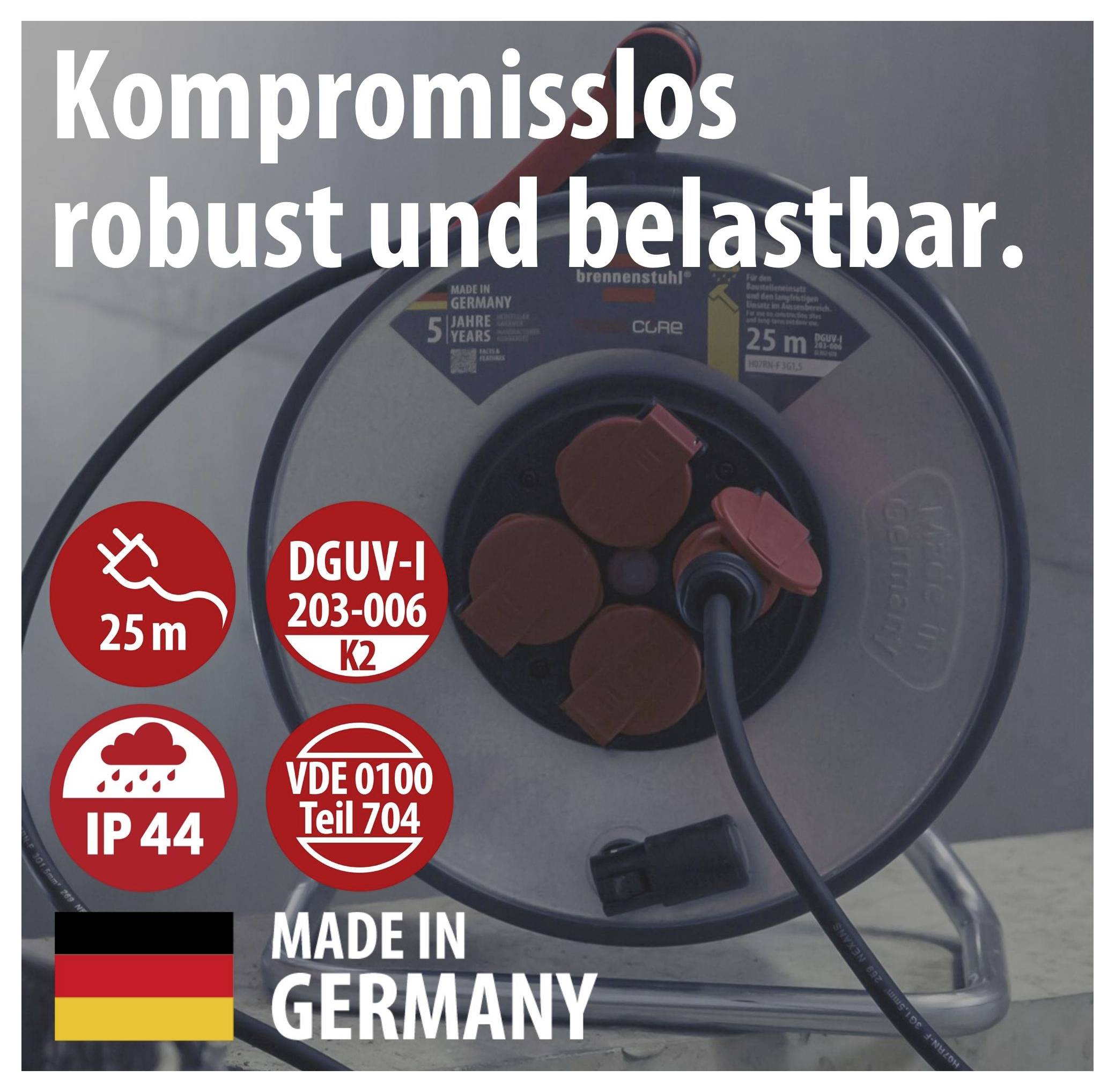 Werbeplakat einer Kabeltrommel mit Slogan 'Kompromisslos robust und belastbar', technischen Siegeln IP44 und VDE 0100 Teil 704 sowie 'Made in Germany'.